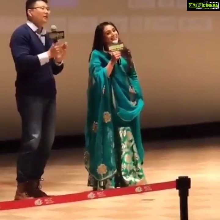 Rani Mukerji Instagram - Vc: @ranimukherjeeturkey ❤️. AHHH WHAT A CUTE VIDEO OF RANI SINGING OYE HICHKI FROM HICHKI! My heart is melting, too adorable ❤️