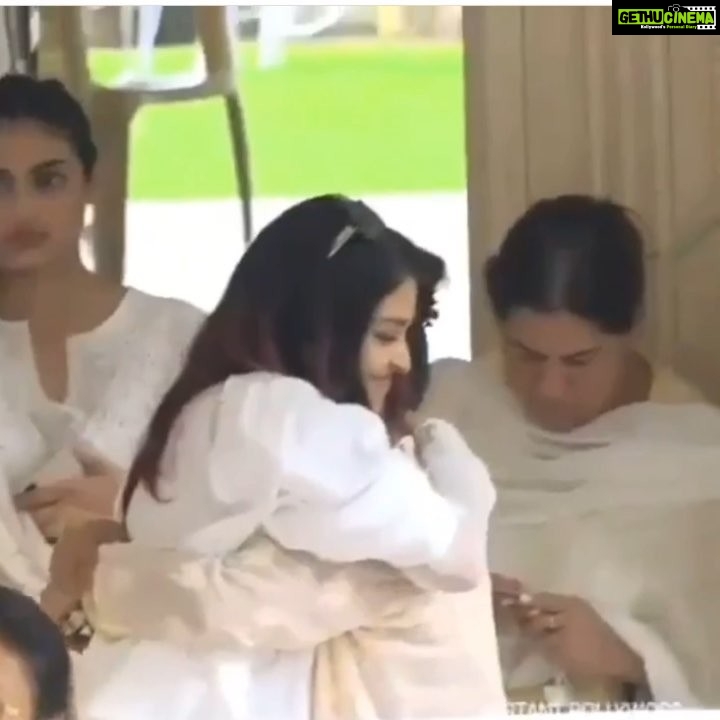 Rani Mukerji Instagram - Video of Rani and Aishwarya Rai hugging 🤩🤩! THERES PROOF THEY ARE FRIENDS SHE KISSED AISH’s HEAD AND THEY HELD FOR SO LONG AHHH IM SO HAPPY! @aishwaryaraibachchan_arb ❤️ (credit to @instantbollywood)