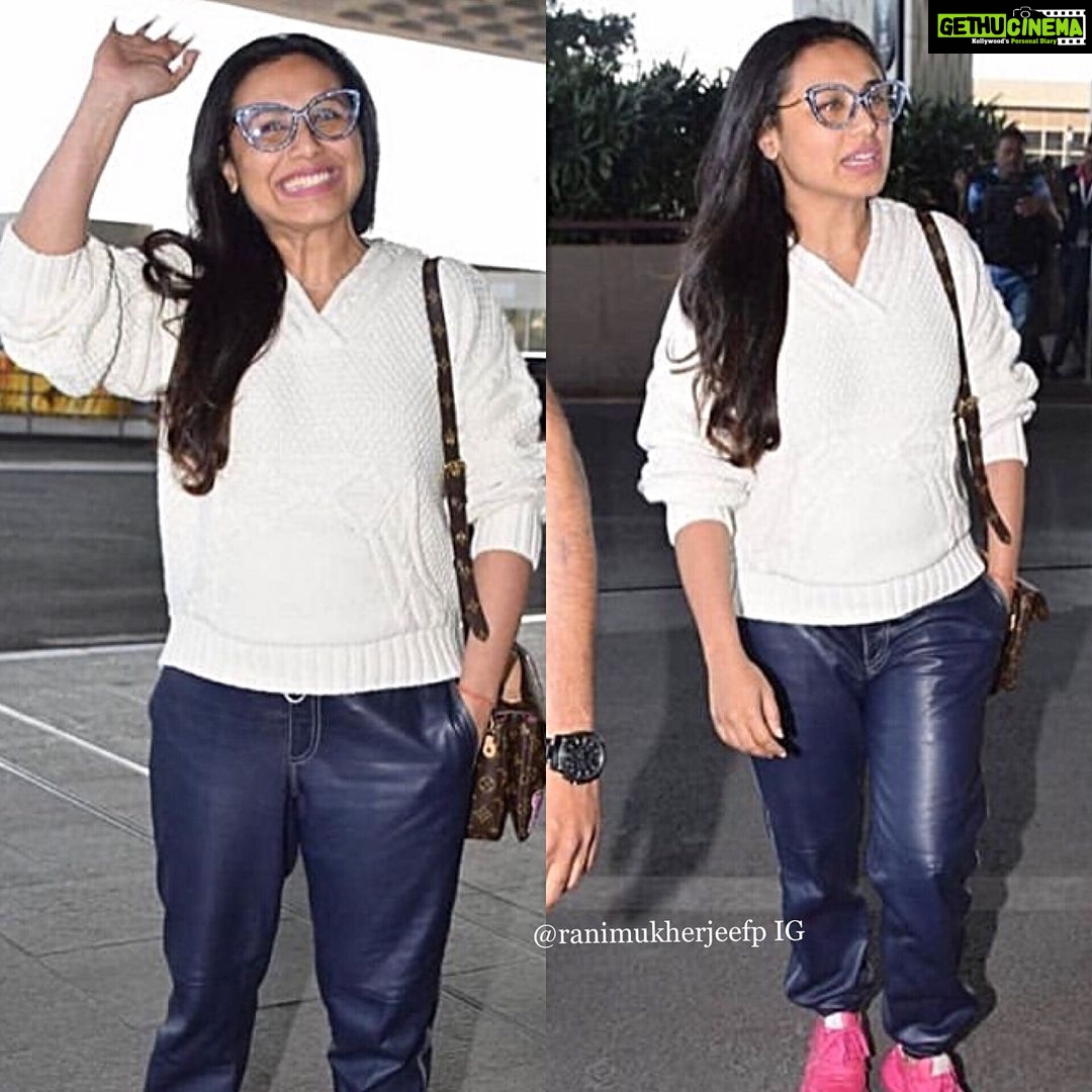 Rani Mukerji Instagram - Looks who made an appearance at the Mumbai airport today ❤️🛫! Aw her smile is so precious, makes me happy to see her 😁