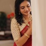 Ranjani Raghavan Instagram - ನನಗೆ ನವರಾತ್ರಿ ತುಂಬ ಸ್ಪೆಷಲ್ ಅನ್ಸತ್ತೆ ಯಾಕೆ ಗೊತ್ತಾ? ನಾವು ಸ್ತ್ರೀಶಕ್ತಿಯನ್ನು, ದುರ್ಗೆಯ ಒಂಬತ್ತು ರೂಪಗಳನ್ನು ಈ ಸಮಯದಲ್ಲಿ ಆಚರಿಸುತ್ತೇವೆ. ಅವಳು ಶಕ್ತಿ, ಸೌಂದರ್ಯ ಮತ್ತು ಜ್ಞಾನದ ಮೂರ್ತರೂಪ. ಹಾಗೆೇ ಮನೆಯಲ್ಲಿ ಗೊಂಬೆ ಇಟ್ಟು ಸಂಭ್ರಮ ಪಡೋದು ಡಬಲ್ ಖುಷಿ. ನಿಮಗೆ ನವರಾತ್ರಿ ಯಾಕೆ ಸ್ಪೆಶಲ್? #happynavarathri Photography - @kandys_moments MUA - @makeup.jyoti Jewelry - @mahila_pasand_hanumanthnagar Hair-dress @kavya_ashok_hairstylist Blouse - @seemasinghdesignstudio The Beginning