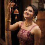 Ranjani Raghavan Instagram - ಆದಿ ಲಕ್ಷ್ಮೀ, ಧನ-ಧಾನ್ಯ ಲಕ್ಷ್ಮೀ, ಸಂತಾನ ಲಕ್ಷ್ಮೀ, ಸೌಭಾಗ್ಯ ಲಕ್ಷ್ಮೀ, ವೀರ ಲಕ್ಷ್ಮೀ, ವಿಜಯ ಲಕ್ಷ್ಮೀ, ಶ್ರೀವರ ಲಕ್ಷ್ಮೀ ನಿಮ್ಮನ್ನೆಲ್ಲಾ ಕೈಹಿಡಿದು ಕಾಪಾಡಲಿ 😇 #varamahalakshmifestival 📸 @kandys_moments 💄 @makeup.jyoti 👗 @shimmer_designer_studio Location - @aurakalari Jewelry - @trendzzz___point