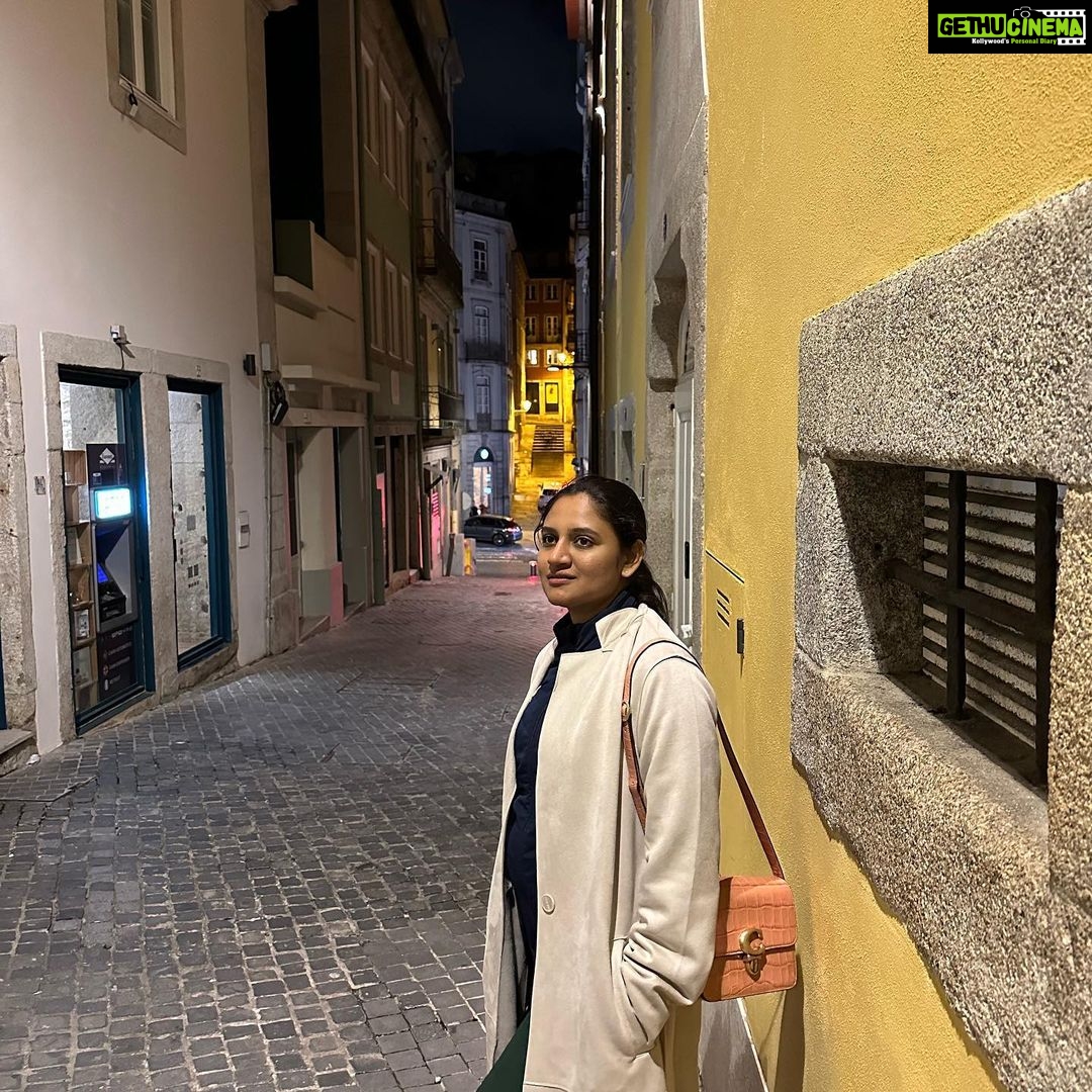 Ranjani Raghavan Instagram - ಪೋರ್ಚುಗೀಸರ ನಾಡಿಗೆ ನಾವು ಲಗ್ಗೆ ಇಟ್ಟಿದ್ದೇವೆ😎 #photodump #girlstrip #europe_vacations #portugal #birthdaytrip pc - the only photographer with me @samyuktha.nagesh 😁 Porto, Portugal