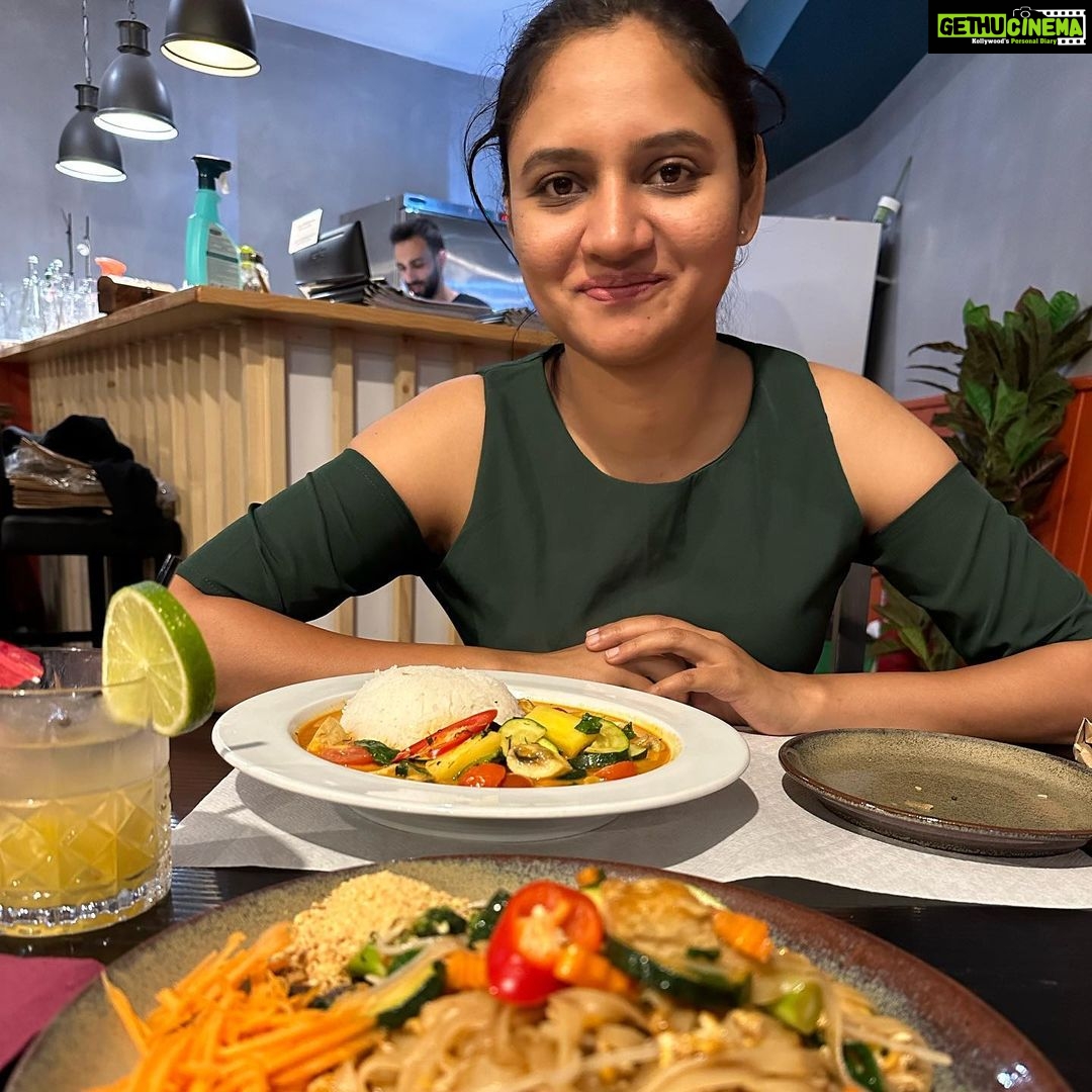 Ranjani Raghavan Instagram - ಪೋರ್ಚುಗೀಸರ ನಾಡಿಗೆ ನಾವು ಲಗ್ಗೆ ಇಟ್ಟಿದ್ದೇವೆ😎 #photodump #girlstrip #europe_vacations #portugal #birthdaytrip pc - the only photographer with me @samyuktha.nagesh 😁 Porto, Portugal