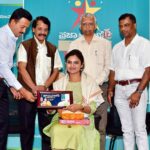 Ranjani Raghavan Instagram - 2023ರ ಪ್ರತಿಷ್ಠಿತ “ಪ್ರಜಾವಾಣಿ ಸಾಧಕರು” ಪ್ರಶಸ್ತಿಗೆ ಬೇರೆ ಬೇರೆ ಕ್ಷೇತ್ರದಿಂದ 23 ಸಾಧಕರನ್ನು ಗುರುತಿಸಿ ಗೌರವಿಸಿದರು. ಕಿರುತೆರೆ ಮತ್ತು ಸಾಹಿತ್ಯ ಕ್ಷೇತ್ರದಿಂದ ನನ್ನನ್ನು ಆಯ್ಕೆ ಮಾಡಿದ್ದು ನನ್ನ ಪುಟ್ಟ ಪುಟ್ಟ ಪ್ರಯತ್ನಗಳಿಗೆ ಸಿಕ್ಕ ದೊಡ್ಡ ಮನ್ನಣೆ. ಪ್ರಶಸ್ತಿ ಪಡೆದವರೆಲ್ಲರಿಗೂ ಅಭಿನಂದನೆಗಳು ಮತ್ತು ಪ್ರಜಾವಾಣಿಗೆ ನನ್ನ ಭಾವಪೂರ್ಣ ನಮನಗಳು🙏 @prajavani