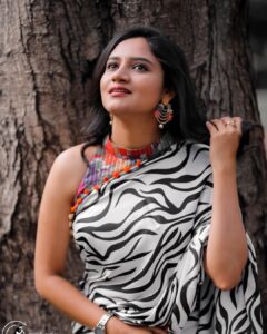 Ranjani Raghavan Instagram - 🖤🤍 ಲೈಫಿನಲಿ 💙💚💛🧡❤️💜 ಕನಸುಗಳು! 

Wearing @rose_petals_whitefield 
Photography @kandys_moments
Hair @makeoverbyranjitha_gowda