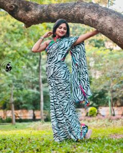 Ranjani Raghavan Instagram - 🖤🤍 ಲೈಫಿನಲಿ 💙💚💛🧡❤️💜 ಕನಸುಗಳು! 

Wearing @rose_petals_whitefield 
Photography @kandys_moments
Hair @makeoverbyranjitha_gowda