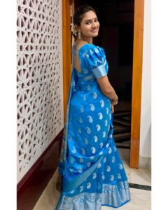 Ranjani Raghavan Instagram - ನೀಲಿ ನೀಲಿ ನಿನ್ನ ಕಣ್ಣಲಿ.. ಹುಡುಕುವೆ ಏನೇನೋ💙
Never expected my mom to click such good pictures🥹
#shringeri #eventlook
