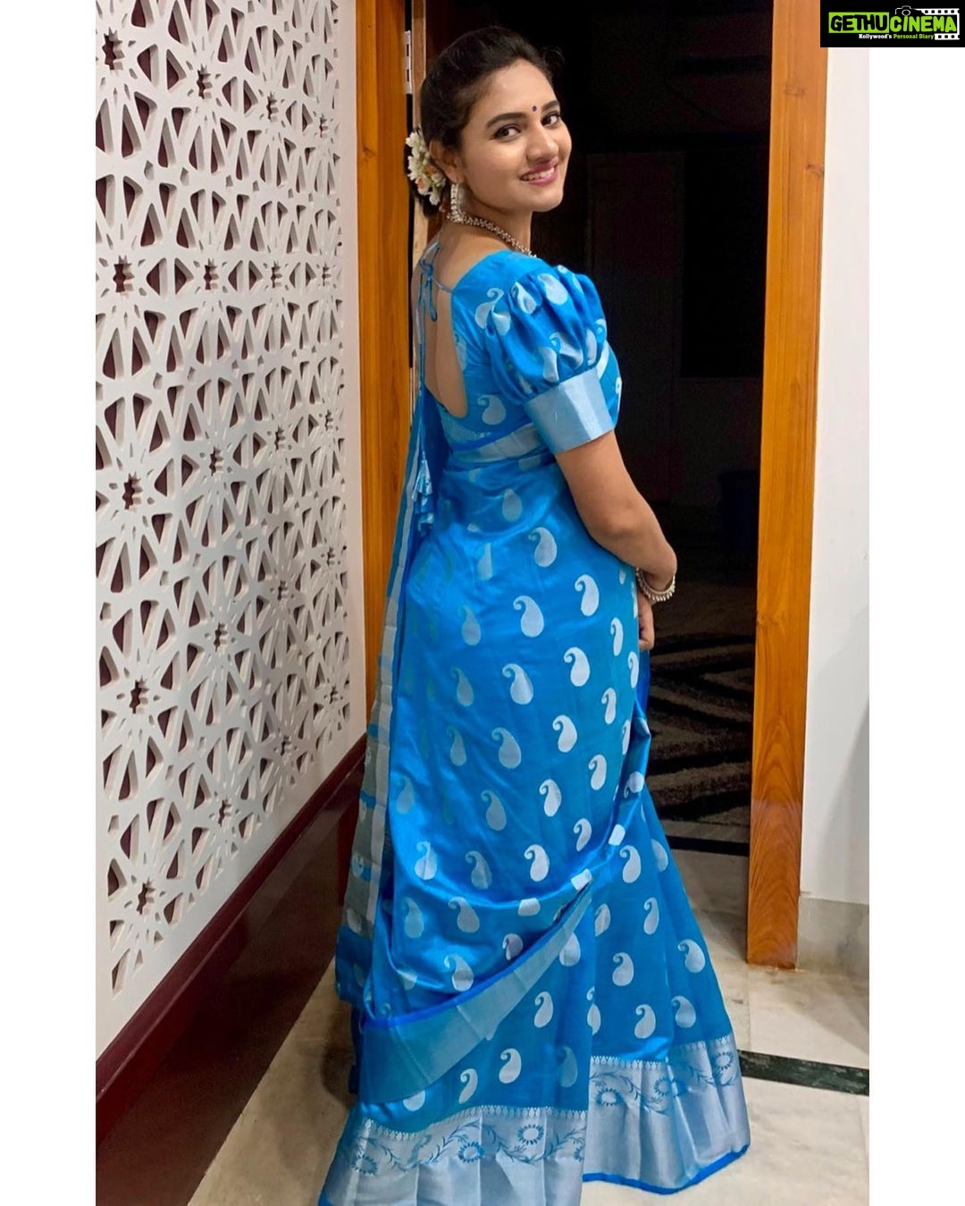 Ranjani Raghavan - 122.8K Likes - ನೀಲಿ ನೀಲಿ ನಿನ್ನ ಕಣ್ಣಲಿ.. ಹುಡುಕುವೆ ಏನೇನೋ💙
Never expected my mom to click such good pictures🥹
#shringeri #eventlook