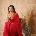Ranjani Raghavan Instagram - ಅಮ್ಮನ ಕೆಂಪು ಮೈಸೂರ್ ಸಿಲ್ಕ್ ಸೀರೆಯುಟ್ಟಿದ್ದು.. ಈ ನವರಾತ್ರಿಯ ಸ್ಪೆಷಲ್ ❤️ #happydasara Photography - @kandys_moments MUA - @makeup.jyoti Jewelry - @mahila_pasand_hanumanthnagar Hair-dress @kavya_ashok_hairstylist Blouse - @seemasinghdesignstudio The Beginning