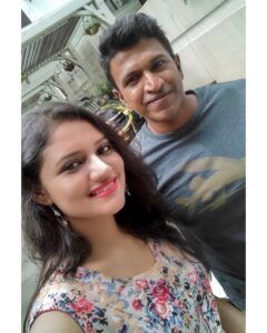 Ranjani Raghavan Instagram - ಗೂಗಲ್ ಫೋಟೋಸ್ ನಲ್ಲಿ ಸಿಕ್ಕ ಚಿತ್ರ❤️ ಅಂದು ನಾವು ರಾಜಹಂಸ ಸಿನಿಮಾ ಪ್ರಮೋಶನ್ ಗಾಗಿ ಅಪ್ಪು ಅವರನ್ನು ಭೇಟಿ ಆಗೋಕ್ ಹೋಗಿದ್ವಿ, ಹೊರಡುವಾಗ ಅವರು ನನ್ನನ್ನು ಕರೆದು ನಮ್ಮ ಮನೆಯಲ್ಲಿ ನಿಮ್ಮ ಸೀರಿಯಲ್ ನೋಡ್ತಾರೆ ಅಂತ ಆತ್ಮೀಯವಾಗಿ ಮಾತನಾಡಿಸಿದ್ದು ನೆನಪಾಯ್ತು 🥰 #throwback #memorywithappu #appu