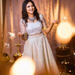 Ranjani Raghavan Instagram - ಜ್ಞಾನ ಜ್ಯೋತಿ ಬೆಳಗಲಿ 🪔❤️ #happydeepavali Photography : @pkstudiophotography Outfit : @anvi_closet Set design : @anvi_events Makeup&hair : @deepikamakeupandhair Accessories : @velvetboxby Styling : @leelavathi_devaraj