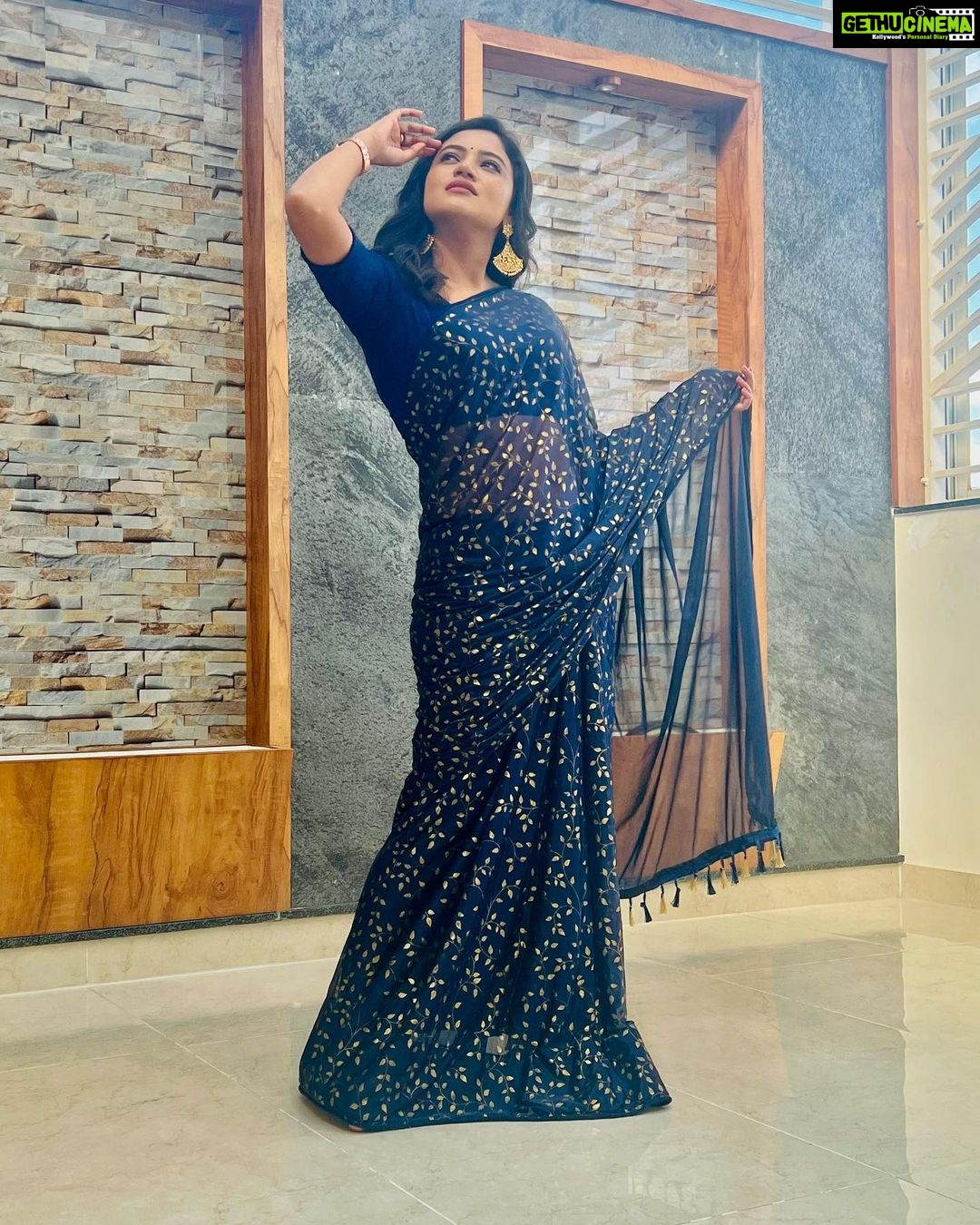Ranjani Raghavan Instagram - ಸೀರೆ ಉಟ್ಟರೆ ಸಾಕೇ.. ಹೆಣ್ಣಿಗೆ ಬೇಕು ಫೋನು, ತೆಗೆಯಲೆ ಬೇಕು ಫೋಟೋ.. ಲೈಕ್ಸೂ ಬರೋಕೆ🤪🤪 (Guess the original lyrics😉)