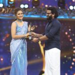 Ranjani Raghavan Instagram - ಬೀದರ್ ನಿಂದ ಹಿಡಿದು ಕಲಬುರ್ಗಿ ಯಾದಗಿರಿ ವಿಜಯನಗರ ವಿಜಯಪುರ ರಾಯಚೂರು ಬಾಗಲಕೋಟೆ ಬೆಳಗಾವಿ ಬಳ್ಳಾರಿ ಗದಗ ಕೊಪ್ಪಳ ಧಾರವಾಡ ಉತ್ತರಕನ್ನಡ ಹಾವೇರಿ ದಾವಣಗೆರೆ ಚಿತ್ರದುರ್ಗ ಶಿವಮೊಗ್ಗ ದಕ್ಷಿಣಕನ್ನಡ ಉಡುಪಿ ಚಿಕ್ಕಮಗಳೂರು ಹಾಸನ ತುಮಕೂರು ಕೊಡಗು ಮೈಸೂರು ರಾಮನಗರ ಮಂಡ್ಯ ಬೆಂಗಳೂರು ನಗರ,ಗ್ರಾಮಾಂತರ, ಕೋಲಾರ, ಚಿಕ್ಕಬಳ್ಳಾಪುರ ಚಾಮರಾಜನಗರ.. ಕರ್ನಾಟಕದ ೩೧ ಜಿಲ್ಲೆಯಲ್ಲಿರೋ ಕನ್ನಡಿಗರಿಗೆ, ಹೆೊರರಾಜ್ಯದಲ್ಲಿರೋ ಕನ್ನಡಿಗರಿಗೆ, NRI ಕನ್ನಡಿಗರಿಗೆ ನನ್ನನ್ನು ಬೆನ್ನುತಟ್ಟಿ ಪ್ರೋತ್ಸಾಹಿಸುತ್ತಿರುವವರೆಲ್ಲರಿಗೂ ಹೃದಯಪೂರ್ವಕ ನಮನಗಳು🙏 It’s my honour to have received this award from you @rishabshetty77 sir 😊