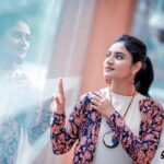 Ranjani Raghavan Instagram - ನೀ ಮಾಯೆಯೊಳಗೋ.. ಮಾಯೆ ನಿನ್ನೊಳಗೋ.. ನೀ ದೇಹದೊಳಗೋ.. ದೇಹ ನಿನ್ನೊಳಗೋ.. 🌼