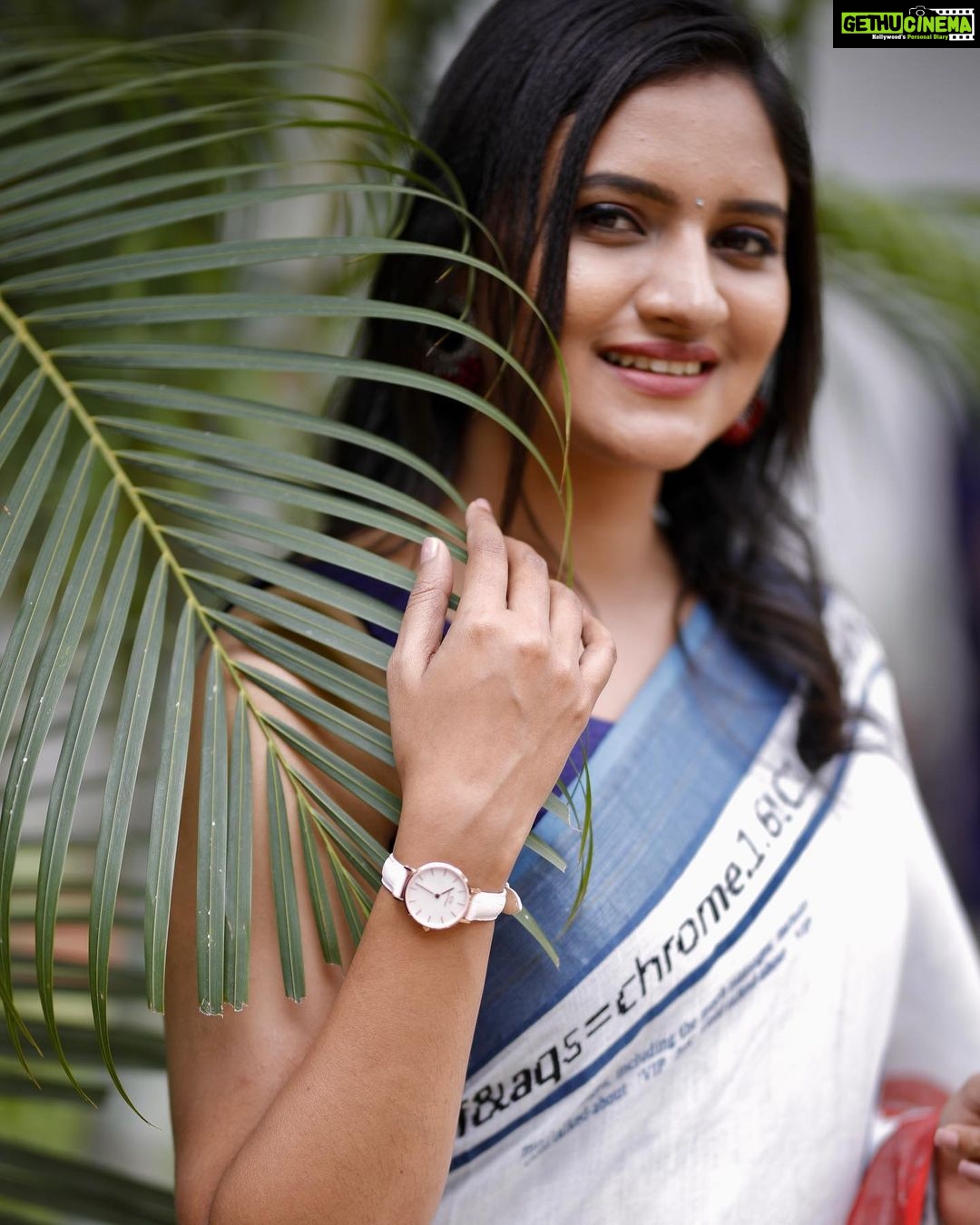 Ranjani Raghavan Instagram - #ad ⌚️ @danielwellington’s End of Season Sale is now live! YES, you read that right. Head to @danielwellington ’s website to get some exciting discounts of up to 30% off or get a FREE Classic bracelet with any Iconic Link watch. Additionally use my code RANJANIDW to get a 15% off on the website www.danielwellington.com #ad #dwindia #danielwellington Pc - @kandys_moments