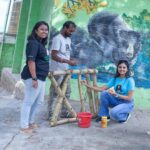 Ranjani Raghavan Instagram - ಟೆಡ್ಡಿ ಬೇರ್ ನೋಡಿ ಬೆಳೆದ ನಮ್ಗೆ ಕರಡಿ ಅಂದ್ರೆ ವೈಲ್ಡ್ ಅನಿಮಲ್ ಅನ್ನೋದಕ್ಕಿಂತ ಕ್ಯೂಟ್ ಪ್ರಾಣಿ ಅನ್ನಿಸೋದೇ ಜಾಸ್ತಿ. ಹುಲಿ ಸಿಂಹ ಆನೆಗಳಂತೆ ಕಾಡಿನಲ್ಲಿರಬೇಕಾದ ಇವುಗಳನ್ನ ಕರಡಿ ಕುಣಿತ ಸಂಪ್ರದಾಯದ ಕಾರಣ ಮೂಗುದಾರ ಹಾಕಿ ಬಳಸಿಕೊಂಡ ಉದಾಹರಣೆಗಳೆಷ್ಟೋ. ಅಂತಹ 63 ಕರಡಿಗಳನ್ನು @wildlifesos ಪಾರು ಮಾಡಿ ವೃದ್ಧಾಶ್ರಮಗಳಿಗಿಂತ ಹೆಚ್ಚಾಗಿ ನೋಡಿಕೊಳ್ಳುತ್ತಿದ್ದಾರೆ. ಅವುಗಳ ಆಹಾರ, ಆರೋಗ್ಯ, ದೈಹಿಕ-ಮಾನಸಿಕ ಚಟುವಟಿಗೆಗಾಗಿ ತಮ್ಮ ಜೀವನವನ್ನೇ ಮುಡುಪಾಗಿಟ್ಟಿದ್ದಾರೆ. ಜಗತ್ತಿನ shortest ಕರಡಿ Odam ನ 13th rescue anniversary ಯಲ್ಲಿ ನಾವೂ ಭಾಗಿಯಾಗಿ ಅದಕ್ಕೆ peanut butter ಮತ್ತು ಖರ್ಜೂರ ಕೊಟ್ವಿ 😍. Rescue ಮುನ್ನ ಅದರ ಮಾಲೀಕರು tea ಮತ್ತು Parle G biscuits ಮಾತ್ರ ಆಹಾರವಾಗಿ ಕೊಟ್ಟಿದ್ದರಿಂದ ಅದರ ಬೆಳವಣಿಗೆ ಕುಂಠಿತವಾಗಿದೆ! ಕೊಟ್ಟಿದ್ದನ್ನ Odam ಚಪ್ಪರಿಸಿಕೊಂಡು ತಿಂದಾಗ ನಮಗೂ ಬಾಯಲ್ಲಿ ನೀರೂರಿತು.😁 ಸಾಧ್ಯವಾದರೆ ನೀವೂ ಅಲ್ಲಿಗೆ ಭೇಟಿ ನೀಡಿ. @sowdhamini_ramya @vaishnaviraghavan_2007 Bear Rescue Centre, Bannerghatta National Park,Bengaluru