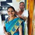 Ranjani Raghavan Instagram - ನಾನು - ಅಪ್ಪ, ಈ wedding anniversaryಗೆ ಅಮ್ಮಂಗೆ ಏನ್ ಕೊಡ್ಸಿದ್ರಿ? ಅಪ್ಪ - ರೋಹಿಣಿ ಬಾ ಇಲ್ಲಿ ಹೂ ಮುಡಿಸ್ತೀನಿ😍 ಅಮ್ಮ - (1000 watts brightness in the face) #ನನ್ನಪ್ಪ ಅಮ್ಮ❤️ Mr-Mrs Rohini Raghavan 🥰 #parentsweddinganniversary