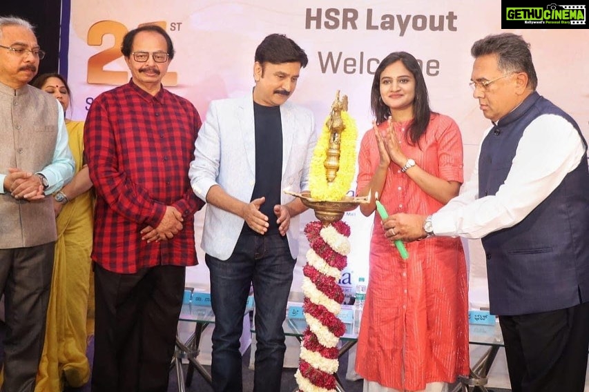 Ranjani Raghavan Instagram - ನೆನಪಲ್ಲಿ ಉಳಿಯೋ ದಿನ❤️ 21st outlet opening @sapna_book_house @ramesh.aravind.official @nomadchandru @vishweshwarbhat