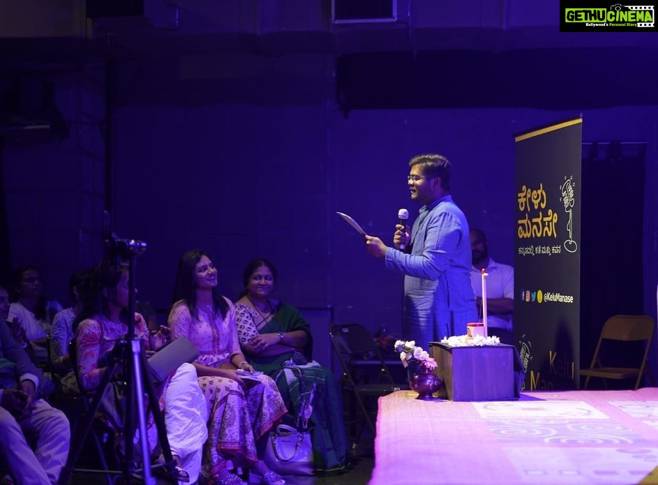 Ranjani Raghavan Instagram - ಕೇಳು ಮನಸೇ ಸಂಜೆಯ ಕೆಲವು ಫೋಟೋಗಳು🌸 ಮೊದಲ ಬಾರಿ live audience ಮುಂದೆ ಕತೆಡಬ್ಬಿ ಪುಸ್ತಕದ #Englishಕೃಷ್ಣ ಕತೆ ಓದಿದ್ದು ನನಗೆ ಬಹಳ special ಅನ್ನಿಸಿತು @kelumanase