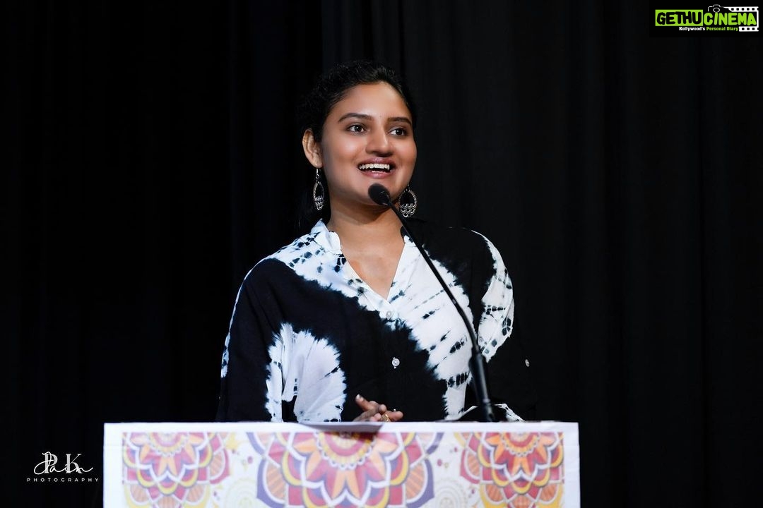 Ranjani Raghavan Instagram - ಪತ್ರಕರ್ತರು ಮತ್ತು ಸಾಹಿತಿ ಸತೀಶ್ ಚಪ್ಪರಿಕೆಯವರ “ಘಾಂದ್ರುಕ್” ಕಾದಂಬರಿ ಬಿಡುಗಡೆ ಕಾರ್ಯಕ್ರಮದಲ್ಲಿ ಭಾಗಿಯಾಗಿದ್ದು ಸಾಹಿತ್ಯಾಸಕ್ತರ ಒಡನಾಟ ನೆನ್ನೆಯ ನನ್ನ ದಿನವನ್ನ ಸಂಪೂರ್ಣವಾಗಿಸಿತು🙂 @bookbrahma ನನ್ನ ರೀಸೆಂಟ್ ಓದು - "ಘಾಂದ್ರುಕ್" ೪೨೩ ಪುಟಗಳು ಹೆಸರು ಸಿದ್ಧಾರ್ಥ್ ಹೊಸ್ಮನೆ ಮೂವತ್ತಾರು ವರ್ಷ ಕೋಟ್ಯಾಧಿಪತಿ ಮತ್ತು ಸಿಂಗಲ್. ಈತನೇಕೆ ತನ್ನ ಸರ್ವಸ್ವವನ್ನೂ ಬಿಟ್ಟು ಪಲಾಯನ ಮಾಡುತ್ತಿದ್ದಾನೆ ಅನ್ನೋದೇ ಘಾಂದ್ರುಕ್ ನ ಕತೆ. ಸನ್ಯಾಸತ್ವಕ್ಕಲ್ಲ ಬದಲಾಗಿ ನೇಪಾಳದ ಅನ್ನಪೂರ್ಣ ಸರ್ಕೀಟಿನಲ್ಲಿ ಹೈಕಿಂಗ್ ಹೋಗುವ ಮೂಲಕ ತನ್ನನ್ನು ತಾನು ಕಳೆದುಕೊಂಡು ಹೊಸದೇನನ್ನೋ ಹುಡುಕೋದರ ಹಿಂದೆ ಕಥೆ ತೆರೆದುಕೊಳ್ಳುತ್ತಾ ಹೋಗುತ್ತದೆ. ಬೇಸಿಸ್ ಹಾರ್, ಮುಕ್ತಿನಾಥ ಮತ್ತು ಘಾಂದ್ರುಕ್ ಹೆಸರಿನ ಹಿಮಾಲಯದ ರುದ್ರ ರಮಣೀಯ ಕಣಿವೆಗಳಲ್ಲಿ ಮೈ ಮನಸ್ಸು ಸೋತರೂ ಛಲಬಿಡದೆ ಸಾಗೋ ಸಿದ್ಧಾರ್ಥನ ಪಯಣ ಒಂದೆಡೆಯಾದರೆ, ಜ಼ೆಸ್ಟ್ ಇಂಟೆಲಿಜೆನ್ಸ್ ಅನ್ನೋ ಕಾರ್ಪೊರೇಟ್ ಕಂಪನಿ ಹಿಮಾಲಯದಂತೆ ಬೃಹದಾಗಿ ಬೆಳೆದು ನಿಂತ ರೀತಿ, ಸಿದ್ಧಾರ್ಥನ ವಯಕ್ತಿಕ ಜೀವನದಲ್ಲಾದ ತಲ್ಲಣಗಳು, ಎದುರಿಸಿದ ಸವಾಲುಗಳು ಫ಼್ಲಾಶ್ ಬ್ಯಾಕಿನ ಬಗ್ಗೆ ಓದುಗರಿಗಿದ್ದ ಪ್ರಶ್ನೆಗಳಿಗೆ ಒಂದೊಂದಾಗಿ ಉತ್ತಾರಿಸುತ್ತಾ ಸಾಗುತ್ತದೆ. ಹಿಮಾಲಯದ ಕೊರೆಯೋ ಛಳಿಯಲ್ಲಿ ರಾತ್ರಿಗಳನ್ನು ಕಳೆಯಲು ಸಿದ್ಧಾರ್ಥ್ ಟೀ ಹೌಸ್ ಗಳನ್ನ ಹುಡುಕಿ , ಬಿಸಿ ಬಿಸಿ ದಾಲ್ ಭಾತ್ ತಿಂದು, ಬಿಯರ್, ಗ್ರೀನ್ ಟೀ ಕುಡಿದು ಸ್ಲೀಪಿಂಗ್ ಬ್ಯಾಗಿನ ಜ಼ಿಪ್ ಎಳೆದುಕೊಂಡು ಮಲಗಿದಾಗ ನಮಗೂ ಬೆಚ್ಚಗಿನ ಅನುಭವವಾಗೋದು ಗ್ಯಾರಂಟಿ. ವಿಶೇಷವೆಂದರೆ ಆ ಟೀ ಹೌಸ್ ಗಳ ನಿಜವಾದ ಮಾಲೀಕರ ಹೆಸರುಗಳು, ಅಲ್ಲಿನ ಹವಾಮಾನ, ಎಲಿವೇಶನ್, ಹೈಕಿಂಗಿಗೆ ಬೇಕಾದ ಮಾಹಿತಿ ಮತ್ತು ಮುನ್ನೆಚ್ಚರಿಕೆಗಳು ಕಾದಂಬರಿಯಲ್ಲಿ ಕಾಣಸಿಗುತ್ತದೆ. ಹಾಗಾಗಿ ನಾಮಗೇನಾದರೂ ಸಿದ್ಧಾರ್ಥನ ದಾರಿ ಹಿಡಿಯಬೇಕೆನಿಸಿದರೆ ಈ ಪುಸ್ತಕವೇ ಟ್ರಾವೆಲಿಂಗ್ ಗೈಡ್ ಆಗಬಲ್ಲದು. ಜೈನ ಧರ್ಮದಲ್ಲಿ ಹುಟ್ಟಿರೋ ಕಥಾನಾಯಕನ ತಂದೆ ಧರ್ಮರಾಜ ಶೆಟ್ಟರು ಹೊಸ್ಮನೆಯ ದೈವದ ಆರಾಧಕರಾಗಿ, ಸರ್ವಧರ್ಮವನ್ನೂ ಗೌರವಿಸುವವರಾಗಿ, ಮಾತೃವಾತ್ಸಲ್ಯ ಹೊಂದಿರೋ ತಂದೆಯಾಗಿ ಬಹಳ ಇಷ್ಟವಾಗುತ್ತಾರೆ. ತಂದೆ ಜೊತೆಗಿನ ಬಾಂಧವ್ಯ, ಹೆಸರಿಡದ ಸಂಬಂಧಗಳು, ಹೆಸರಿಗೂ ಮೀರಿದ ಸಂಬಂಧಗಳು ಸಿದ್ಧಾರ್ಥನ ಜೀವನದಲ್ಲಿ ಬಂದರೂ ಮತ್ತದೇ ಖಾಲಿತನವನ್ನು ಬಿಟ್ಟುಹೋಗುತ್ತವೆ. ಹೆಣ್ಣುಗಳ ಪಾತ್ರ ಪೋಷಣೆಗಳಲ್ಲಿ ಮಡಿವಂತಿಕೆ ತೋರದೇ ಕಥೆಗಾರರು ಸಂದರ್ಭಗಳನ್ನೂ, ಪಾತ್ರಗಳನ್ನು ಮತ್ತವರ ಅಂತರಂಗವನ್ನು ಬೆತ್ತಲೆಮಾಡುತ್ತಾ ಪ್ರೇಮ ಕಾಮಕ್ಕೂ ಮೀರಿದ್ದೇನನ್ನೋ ಹೇಳಲು ಹೊರಟಿರೋ ರೀತಿ ವಿಶೇಷವೆನಿಸುತ್ತದೆ. ಹಾಗಾಗಿಯೇ ಕೊನೆಯಲ್ಲಿ ಸಿಗೋ ವಿದೇಶಿ ಹುಡುಗಿ ಸೋಫ಼ಿಯಾ ಓದುಗರ ಮನಸ್ಸಿಲ್ಲಿ ಉಳಿದುಬಿಡುತ್ತಾಳೆ. (Couldn’t add the full review because of word limit in the caption. Check the comment section for continuation🙂) The Indian Institute of World Culture