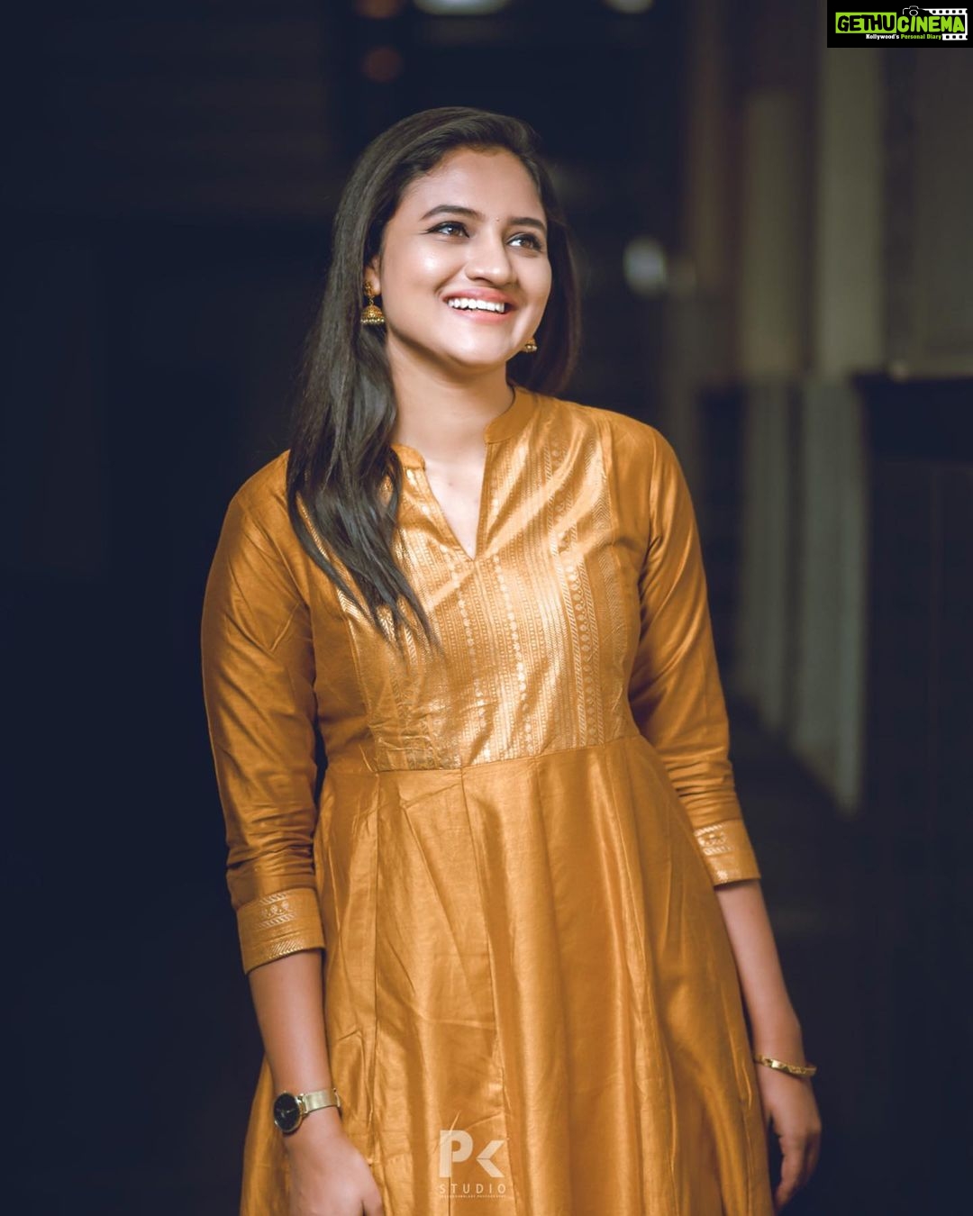 Ranjani Raghavan Instagram - So.. can I call myself Golden girl now? 👧🥰 @pkstudiophotography