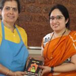 Ranjani Raghavan Instagram - #ಕತೆಡಬ್ಬಿ_ವಾರ್ಷಿಕೋತ್ಸವ ಸಂಭ್ರಮದ ಕ್ಷಣದಲ್ಲಿ ಸೇವೆಯಲ್ಲಿ ಸಾರ್ಥಕತೆ.. ಇವತ್ತು ಕನ್ನಡತಿ ಖ್ಯಾತಿಯ @ranjani.raghavan ಅವರು ಬರೆದ #ಕತೆಡಬ್ಬಿ ಪುಸ್ತಕ ಬಿಡುಗಡೆಯ ವಾರ್ಷಿಕೋತ್ಸವ.. ತಮ್ಮ ವಿಭಿನ್ನ - ವಿಶಿಷ್ಟ ನಡೆನುಡಿಗಳಿಂದ ಜನಪ್ರೀತಿ ಗಳಿಸಿರುವ ರಂಜನಿ‌‌‌ ಅವರ ಸಂಭ್ರಮದ ಕ್ಷಣಗಳನ್ನು ವಿಭಿನ್ನವಾಗಿಯೇ ಆಚರಿಸಬೇಕೆಂದು ಯೋಚಿಸಿದಾಗ.. ಎರಡು ಚಿಂತನೆಗಳು ಬಂದವು.. - ಒಂದು: ರಂಜನಿ ಅವರಿಗಿರುವ ಸಾಮಾಜಿಕ ಕಳಕಳಿ ಹಾಗೂ ಕನ್ನಡ ಪ್ರೀತಿ.. ಎರಡು: ನವರಾತ್ರಿ ಸಂದರ್ಭ ಆಗಿರೋದ್ರಿಂದ, ದೇವಿ ರೂಪದಲ್ಲಿ ಸಮಾಜದ ಕೆಲಸ ಮಾಡುತ್ತಿರುವವರು.. ಈ ಎರಡಕ್ಕೂ ಸರಿಹೊಂದುವಂತೆ ಏನಾದರೂ ಕೆಲಸ ಮಾಡಬೇಕು ಎಂದು ಯೋಚಿಸಿದಾಗ.. ಥಟ್ಟನೆ ನೆನಪಾದದ್ದು ನಮ್ಮ ಲತಿಕಾ ಅಕ್ಕ ಮಾತೆಯಾಗಿ ವೃದ್ಧಮಕ್ಕಳನ್ನು ಪೋಷಿಸುತ್ತಿರುವ ಶಿರಸಿಯ #ಸುಯೋಗಾಶ್ರಯ.. ಕೆಲ ದಿನಗಳ ಹಿಂದೆ, ಲತಿಕಾ ಅಕ್ಕನಲ್ಲಿ ಕೇಳಿದೆ, ಹೀಗೊಂದು ಚಿಂತನೆ ಇದೆ, ಆಗಬಹುದಾ ಅಂತ.. ಅದಕ್ಕವರು ಪ್ರತಿಕ್ರಿಯಿಸುತ್ತಾ, ನಮ್ಮಲ್ಲಿ ಲೈಬ್ರರಿ ಸೆಟ್ ಅಪ್ ಮಾಡಬೇಕೆಂದಿದ್ದೇವೆ, ಪುಸ್ತಕಗಳು ಉಪಯೋಗ ಆಗುತ್ತೆ ಅಂತ ಹೇಳಿದ್ರು.. ನಾನು ಪಟಪಟನೆ ನಮ್ಮ ತಂಡದವರೊಡನೆ ಚರ್ಚಿಸಿ, ಸಿದ್ಧತೆಗಳನ್ನು ಮಾಡಿಕೊಂಡಿದ್ದಾಯಿತು.. ಇವತ್ತು ಆ ದಿನ ಬಂದೇಬಿಟ್ಟಿತು.. Asha Bhat , Savitha Bhat ಹಾಗೂ ಇನ್ನಿತರರು ರಂಜಿನಯವರ ಅಭಿಮಾನಿಗಳ ಪರವಾಗಿ ಇಂದು ಸುಯೋಗಾಶ್ರಯಕ್ಕೆ ತೆರಳಿ, ಪುಸ್ತಕಗಳನ್ನು ಅತ್ಯಂತ ಪ್ರೀತಿಯಿಂದ ಲತಿಕಾ ಅಕ್ಕನವರ ಕೈಗಿತ್ತರು.. ಸವಿತಾ ಅವರು ಹೇಳುವಂತೆ, ಲತಿಕಾ ಅಕ್ಕ ಅವರು ಸಾಕ್ಷಾತ್ ದೇವಿ ಸ್ವರೂಪದಲ್ಲಿ ಅಲ್ಲಿನ ವೃದ್ಧರನ್ನು ಮಮತೆಯಿಂದ ಪೋಷಿಸುತ್ತಿದ್ದಾರೆ. ದೇವರು ಅವರಿಗೆ ಇನ್ನಷ್ಟು ಶಕ್ತಿಯನ್ನು ಕೊಡಲಿ, ಮತ್ತಷ್ಟು ಕಣ್ಣೀರನ್ನು ಒರೆಸುವಂತಾಗಲಿ.. ನಮಗೆಲ್ಲ ಈ ಅವಕಾಶ ಒದಗಿಸಿದ್ದಕ್ಕೆ ಧನ್ಯವಾದಗಳನ್ನು ಅರ್ಪಿಸುತ್ತಾ... ರಂಜನಿ ಅವರ ಚೊಚ್ಚಲ ಪುಸ್ತಕ #ಕತೆಡಬ್ಬಿ ಮೊದಲ ದಿನವೇ ಮರುಮುದ್ರಣಕ್ಕೆ ಅಣಿಯಾಗಿತ್ತು. ಒಂದು ವಾರದಲ್ಲಿ ಮೂರನೇ ಮುದ್ರಣ ಕಂಡಿತ್ತು. ಹತ್ತು ತಿಂಗಳಲ್ಲಿ ಹದಿನೈದು ಮುದ್ರಣಕ್ಕೆ ಯಶಸ್ವಿಯಾಗಿ ಹೆಜ್ಜೆ ಇಟ್ಟಿತ್ತು.. ಇದೀಗ ಪುಸ್ತಕ ಬಿಡುಗಡೆಯಾಗಿ ಮೊದಲ ವರ್ಷದ ಹೊಸ್ತಿಲಲ್ಲಿ 16ನೇ‌ ಮುದ್ರಣ ಕಂಡಿದೆ.. ಮೊದಲ ಪುಸ್ತಕವೇ ಈ ರೀತಿಯ ಸಾಧನೆಯ ಮೈಲಿಗಲ್ಲನ್ನು ಕಂಡಿರುವುದು ಅಚ್ಚರಿ ಹಾಗೂ ಹೆಮ್ಮೆಯ ಸಂಗತಿ.. ರಂಜನಿ ಅವರೇ, ನಿಮ್ಮ ಮುಂದಿನ ಹೆಜ್ಜೆಗಳಿಗೆಲ್ಲ ಶುಭಕೋರುತ್ತಾ.. ನಿಮ್ಮ ಕಾದಂಬರಿಗಾಗಿ ಕಾಯುತ್ತಿದ್ದೇವೆ ಎಂಬುದನ್ನು ನೆನಪಿಸುತ್ತಾ... ನಿಮಗೆ ಅಭಿನಂದನೆಗಳು