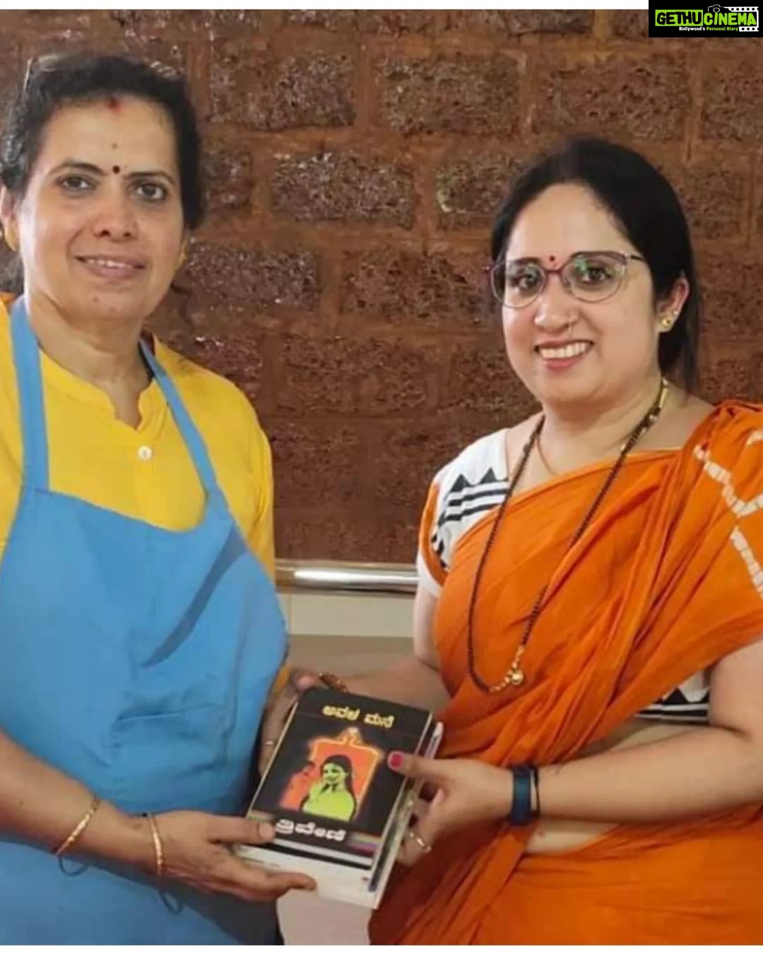 Ranjani Raghavan Instagram - #ಕತೆಡಬ್ಬಿ_ವಾರ್ಷಿಕೋತ್ಸವ ಸಂಭ್ರಮದ ಕ್ಷಣದಲ್ಲಿ ಸೇವೆಯಲ್ಲಿ ಸಾರ್ಥಕತೆ.. ಇವತ್ತು ಕನ್ನಡತಿ ಖ್ಯಾತಿಯ @ranjani.raghavan ಅವರು ಬರೆದ #ಕತೆಡಬ್ಬಿ ಪುಸ್ತಕ ಬಿಡುಗಡೆಯ ವಾರ್ಷಿಕೋತ್ಸವ.. ತಮ್ಮ ವಿಭಿನ್ನ - ವಿಶಿಷ್ಟ ನಡೆನುಡಿಗಳಿಂದ ಜನಪ್ರೀತಿ ಗಳಿಸಿರುವ ರಂಜನಿ ಅವರ ಸಂಭ್ರಮದ ಕ್ಷಣಗಳನ್ನು ವಿಭಿನ್ನವಾಗಿಯೇ ಆಚರಿಸಬೇಕೆಂದು ಯೋಚಿಸಿದಾಗ.. ಎರಡು ಚಿಂತನೆಗಳು ಬಂದವು.. - ಒಂದು: ರಂಜನಿ ಅವರಿಗಿರುವ ಸಾಮಾಜಿಕ ಕಳಕಳಿ ಹಾಗೂ ಕನ್ನಡ ಪ್ರೀತಿ.. ಎರಡು: ನವರಾತ್ರಿ ಸಂದರ್ಭ ಆಗಿರೋದ್ರಿಂದ, ದೇವಿ ರೂಪದಲ್ಲಿ ಸಮಾಜದ ಕೆಲಸ ಮಾಡುತ್ತಿರುವವರು.. ಈ ಎರಡಕ್ಕೂ ಸರಿಹೊಂದುವಂತೆ ಏನಾದರೂ ಕೆಲಸ ಮಾಡಬೇಕು ಎಂದು ಯೋಚಿಸಿದಾಗ.. ಥಟ್ಟನೆ ನೆನಪಾದದ್ದು ನಮ್ಮ ಲತಿಕಾ ಅಕ್ಕ ಮಾತೆಯಾಗಿ ವೃದ್ಧಮಕ್ಕಳನ್ನು ಪೋಷಿಸುತ್ತಿರುವ ಶಿರಸಿಯ #ಸುಯೋಗಾಶ್ರಯ.. ಕೆಲ ದಿನಗಳ ಹಿಂದೆ, ಲತಿಕಾ ಅಕ್ಕನಲ್ಲಿ ಕೇಳಿದೆ, ಹೀಗೊಂದು ಚಿಂತನೆ ಇದೆ, ಆಗಬಹುದಾ ಅಂತ.. ಅದಕ್ಕವರು ಪ್ರತಿಕ್ರಿಯಿಸುತ್ತಾ, ನಮ್ಮಲ್ಲಿ ಲೈಬ್ರರಿ ಸೆಟ್ ಅಪ್ ಮಾಡಬೇಕೆಂದಿದ್ದೇವೆ, ಪುಸ್ತಕಗಳು ಉಪಯೋಗ ಆಗುತ್ತೆ ಅಂತ ಹೇಳಿದ್ರು.. ನಾನು ಪಟಪಟನೆ ನಮ್ಮ ತಂಡದವರೊಡನೆ ಚರ್ಚಿಸಿ, ಸಿದ್ಧತೆಗಳನ್ನು ಮಾಡಿಕೊಂಡಿದ್ದಾಯಿತು.. ಇವತ್ತು ಆ ದಿನ ಬಂದೇಬಿಟ್ಟಿತು.. Asha Bhat , Savitha Bhat ಹಾಗೂ ಇನ್ನಿತರರು ರಂಜಿನಯವರ ಅಭಿಮಾನಿಗಳ ಪರವಾಗಿ ಇಂದು ಸುಯೋಗಾಶ್ರಯಕ್ಕೆ ತೆರಳಿ, ಪುಸ್ತಕಗಳನ್ನು ಅತ್ಯಂತ ಪ್ರೀತಿಯಿಂದ ಲತಿಕಾ ಅಕ್ಕನವರ ಕೈಗಿತ್ತರು.. ಸವಿತಾ ಅವರು ಹೇಳುವಂತೆ, ಲತಿಕಾ ಅಕ್ಕ ಅವರು ಸಾಕ್ಷಾತ್ ದೇವಿ ಸ್ವರೂಪದಲ್ಲಿ ಅಲ್ಲಿನ ವೃದ್ಧರನ್ನು ಮಮತೆಯಿಂದ ಪೋಷಿಸುತ್ತಿದ್ದಾರೆ. ದೇವರು ಅವರಿಗೆ ಇನ್ನಷ್ಟು ಶಕ್ತಿಯನ್ನು ಕೊಡಲಿ, ಮತ್ತಷ್ಟು ಕಣ್ಣೀರನ್ನು ಒರೆಸುವಂತಾಗಲಿ.. ನಮಗೆಲ್ಲ ಈ ಅವಕಾಶ ಒದಗಿಸಿದ್ದಕ್ಕೆ ಧನ್ಯವಾದಗಳನ್ನು ಅರ್ಪಿಸುತ್ತಾ... ರಂಜನಿ ಅವರ ಚೊಚ್ಚಲ ಪುಸ್ತಕ #ಕತೆಡಬ್ಬಿ ಮೊದಲ ದಿನವೇ ಮರುಮುದ್ರಣಕ್ಕೆ ಅಣಿಯಾಗಿತ್ತು. ಒಂದು ವಾರದಲ್ಲಿ ಮೂರನೇ ಮುದ್ರಣ ಕಂಡಿತ್ತು. ಹತ್ತು ತಿಂಗಳಲ್ಲಿ ಹದಿನೈದು ಮುದ್ರಣಕ್ಕೆ ಯಶಸ್ವಿಯಾಗಿ ಹೆಜ್ಜೆ ಇಟ್ಟಿತ್ತು.. ಇದೀಗ ಪುಸ್ತಕ ಬಿಡುಗಡೆಯಾಗಿ ಮೊದಲ ವರ್ಷದ ಹೊಸ್ತಿಲಲ್ಲಿ 16ನೇ ಮುದ್ರಣ ಕಂಡಿದೆ.. ಮೊದಲ ಪುಸ್ತಕವೇ ಈ ರೀತಿಯ ಸಾಧನೆಯ ಮೈಲಿಗಲ್ಲನ್ನು ಕಂಡಿರುವುದು ಅಚ್ಚರಿ ಹಾಗೂ ಹೆಮ್ಮೆಯ ಸಂಗತಿ.. ರಂಜನಿ ಅವರೇ, ನಿಮ್ಮ ಮುಂದಿನ ಹೆಜ್ಜೆಗಳಿಗೆಲ್ಲ ಶುಭಕೋರುತ್ತಾ.. ನಿಮ್ಮ ಕಾದಂಬರಿಗಾಗಿ ಕಾಯುತ್ತಿದ್ದೇವೆ ಎಂಬುದನ್ನು ನೆನಪಿಸುತ್ತಾ... ನಿಮಗೆ ಅಭಿನಂದನೆಗಳು