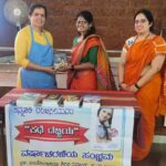 Ranjani Raghavan Instagram - #ಕತೆಡಬ್ಬಿ_ವಾರ್ಷಿಕೋತ್ಸವ ಸಂಭ್ರಮದ ಕ್ಷಣದಲ್ಲಿ ಸೇವೆಯಲ್ಲಿ ಸಾರ್ಥಕತೆ.. ಇವತ್ತು ಕನ್ನಡತಿ ಖ್ಯಾತಿಯ @ranjani.raghavan ಅವರು ಬರೆದ #ಕತೆಡಬ್ಬಿ ಪುಸ್ತಕ ಬಿಡುಗಡೆಯ ವಾರ್ಷಿಕೋತ್ಸವ.. ತಮ್ಮ ವಿಭಿನ್ನ - ವಿಶಿಷ್ಟ ನಡೆನುಡಿಗಳಿಂದ ಜನಪ್ರೀತಿ ಗಳಿಸಿರುವ ರಂಜನಿ‌‌‌ ಅವರ ಸಂಭ್ರಮದ ಕ್ಷಣಗಳನ್ನು ವಿಭಿನ್ನವಾಗಿಯೇ ಆಚರಿಸಬೇಕೆಂದು ಯೋಚಿಸಿದಾಗ.. ಎರಡು ಚಿಂತನೆಗಳು ಬಂದವು.. - ಒಂದು: ರಂಜನಿ ಅವರಿಗಿರುವ ಸಾಮಾಜಿಕ ಕಳಕಳಿ ಹಾಗೂ ಕನ್ನಡ ಪ್ರೀತಿ.. ಎರಡು: ನವರಾತ್ರಿ ಸಂದರ್ಭ ಆಗಿರೋದ್ರಿಂದ, ದೇವಿ ರೂಪದಲ್ಲಿ ಸಮಾಜದ ಕೆಲಸ ಮಾಡುತ್ತಿರುವವರು.. ಈ ಎರಡಕ್ಕೂ ಸರಿಹೊಂದುವಂತೆ ಏನಾದರೂ ಕೆಲಸ ಮಾಡಬೇಕು ಎಂದು ಯೋಚಿಸಿದಾಗ.. ಥಟ್ಟನೆ ನೆನಪಾದದ್ದು ನಮ್ಮ ಲತಿಕಾ ಅಕ್ಕ ಮಾತೆಯಾಗಿ ವೃದ್ಧಮಕ್ಕಳನ್ನು ಪೋಷಿಸುತ್ತಿರುವ ಶಿರಸಿಯ #ಸುಯೋಗಾಶ್ರಯ.. ಕೆಲ ದಿನಗಳ ಹಿಂದೆ, ಲತಿಕಾ ಅಕ್ಕನಲ್ಲಿ ಕೇಳಿದೆ, ಹೀಗೊಂದು ಚಿಂತನೆ ಇದೆ, ಆಗಬಹುದಾ ಅಂತ.. ಅದಕ್ಕವರು ಪ್ರತಿಕ್ರಿಯಿಸುತ್ತಾ, ನಮ್ಮಲ್ಲಿ ಲೈಬ್ರರಿ ಸೆಟ್ ಅಪ್ ಮಾಡಬೇಕೆಂದಿದ್ದೇವೆ, ಪುಸ್ತಕಗಳು ಉಪಯೋಗ ಆಗುತ್ತೆ ಅಂತ ಹೇಳಿದ್ರು.. ನಾನು ಪಟಪಟನೆ ನಮ್ಮ ತಂಡದವರೊಡನೆ ಚರ್ಚಿಸಿ, ಸಿದ್ಧತೆಗಳನ್ನು ಮಾಡಿಕೊಂಡಿದ್ದಾಯಿತು.. ಇವತ್ತು ಆ ದಿನ ಬಂದೇಬಿಟ್ಟಿತು.. Asha Bhat , Savitha Bhat ಹಾಗೂ ಇನ್ನಿತರರು ರಂಜಿನಯವರ ಅಭಿಮಾನಿಗಳ ಪರವಾಗಿ ಇಂದು ಸುಯೋಗಾಶ್ರಯಕ್ಕೆ ತೆರಳಿ, ಪುಸ್ತಕಗಳನ್ನು ಅತ್ಯಂತ ಪ್ರೀತಿಯಿಂದ ಲತಿಕಾ ಅಕ್ಕನವರ ಕೈಗಿತ್ತರು.. ಸವಿತಾ ಅವರು ಹೇಳುವಂತೆ, ಲತಿಕಾ ಅಕ್ಕ ಅವರು ಸಾಕ್ಷಾತ್ ದೇವಿ ಸ್ವರೂಪದಲ್ಲಿ ಅಲ್ಲಿನ ವೃದ್ಧರನ್ನು ಮಮತೆಯಿಂದ ಪೋಷಿಸುತ್ತಿದ್ದಾರೆ. ದೇವರು ಅವರಿಗೆ ಇನ್ನಷ್ಟು ಶಕ್ತಿಯನ್ನು ಕೊಡಲಿ, ಮತ್ತಷ್ಟು ಕಣ್ಣೀರನ್ನು ಒರೆಸುವಂತಾಗಲಿ.. ನಮಗೆಲ್ಲ ಈ ಅವಕಾಶ ಒದಗಿಸಿದ್ದಕ್ಕೆ ಧನ್ಯವಾದಗಳನ್ನು ಅರ್ಪಿಸುತ್ತಾ... ರಂಜನಿ ಅವರ ಚೊಚ್ಚಲ ಪುಸ್ತಕ #ಕತೆಡಬ್ಬಿ ಮೊದಲ ದಿನವೇ ಮರುಮುದ್ರಣಕ್ಕೆ ಅಣಿಯಾಗಿತ್ತು. ಒಂದು ವಾರದಲ್ಲಿ ಮೂರನೇ ಮುದ್ರಣ ಕಂಡಿತ್ತು. ಹತ್ತು ತಿಂಗಳಲ್ಲಿ ಹದಿನೈದು ಮುದ್ರಣಕ್ಕೆ ಯಶಸ್ವಿಯಾಗಿ ಹೆಜ್ಜೆ ಇಟ್ಟಿತ್ತು.. ಇದೀಗ ಪುಸ್ತಕ ಬಿಡುಗಡೆಯಾಗಿ ಮೊದಲ ವರ್ಷದ ಹೊಸ್ತಿಲಲ್ಲಿ 16ನೇ‌ ಮುದ್ರಣ ಕಂಡಿದೆ.. ಮೊದಲ ಪುಸ್ತಕವೇ ಈ ರೀತಿಯ ಸಾಧನೆಯ ಮೈಲಿಗಲ್ಲನ್ನು ಕಂಡಿರುವುದು ಅಚ್ಚರಿ ಹಾಗೂ ಹೆಮ್ಮೆಯ ಸಂಗತಿ.. ರಂಜನಿ ಅವರೇ, ನಿಮ್ಮ ಮುಂದಿನ ಹೆಜ್ಜೆಗಳಿಗೆಲ್ಲ ಶುಭಕೋರುತ್ತಾ.. ನಿಮ್ಮ ಕಾದಂಬರಿಗಾಗಿ ಕಾಯುತ್ತಿದ್ದೇವೆ ಎಂಬುದನ್ನು ನೆನಪಿಸುತ್ತಾ... ನಿಮಗೆ ಅಭಿನಂದನೆಗಳು