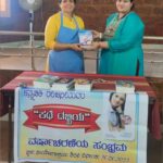 Ranjani Raghavan Instagram - #ಕತೆಡಬ್ಬಿ_ವಾರ್ಷಿಕೋತ್ಸವ ಸಂಭ್ರಮದ ಕ್ಷಣದಲ್ಲಿ ಸೇವೆಯಲ್ಲಿ ಸಾರ್ಥಕತೆ.. ಇವತ್ತು ಕನ್ನಡತಿ ಖ್ಯಾತಿಯ @ranjani.raghavan ಅವರು ಬರೆದ #ಕತೆಡಬ್ಬಿ ಪುಸ್ತಕ ಬಿಡುಗಡೆಯ ವಾರ್ಷಿಕೋತ್ಸವ.. ತಮ್ಮ ವಿಭಿನ್ನ - ವಿಶಿಷ್ಟ ನಡೆನುಡಿಗಳಿಂದ ಜನಪ್ರೀತಿ ಗಳಿಸಿರುವ ರಂಜನಿ‌‌‌ ಅವರ ಸಂಭ್ರಮದ ಕ್ಷಣಗಳನ್ನು ವಿಭಿನ್ನವಾಗಿಯೇ ಆಚರಿಸಬೇಕೆಂದು ಯೋಚಿಸಿದಾಗ.. ಎರಡು ಚಿಂತನೆಗಳು ಬಂದವು.. - ಒಂದು: ರಂಜನಿ ಅವರಿಗಿರುವ ಸಾಮಾಜಿಕ ಕಳಕಳಿ ಹಾಗೂ ಕನ್ನಡ ಪ್ರೀತಿ.. ಎರಡು: ನವರಾತ್ರಿ ಸಂದರ್ಭ ಆಗಿರೋದ್ರಿಂದ, ದೇವಿ ರೂಪದಲ್ಲಿ ಸಮಾಜದ ಕೆಲಸ ಮಾಡುತ್ತಿರುವವರು.. ಈ ಎರಡಕ್ಕೂ ಸರಿಹೊಂದುವಂತೆ ಏನಾದರೂ ಕೆಲಸ ಮಾಡಬೇಕು ಎಂದು ಯೋಚಿಸಿದಾಗ.. ಥಟ್ಟನೆ ನೆನಪಾದದ್ದು ನಮ್ಮ ಲತಿಕಾ ಅಕ್ಕ ಮಾತೆಯಾಗಿ ವೃದ್ಧಮಕ್ಕಳನ್ನು ಪೋಷಿಸುತ್ತಿರುವ ಶಿರಸಿಯ #ಸುಯೋಗಾಶ್ರಯ.. ಕೆಲ ದಿನಗಳ ಹಿಂದೆ, ಲತಿಕಾ ಅಕ್ಕನಲ್ಲಿ ಕೇಳಿದೆ, ಹೀಗೊಂದು ಚಿಂತನೆ ಇದೆ, ಆಗಬಹುದಾ ಅಂತ.. ಅದಕ್ಕವರು ಪ್ರತಿಕ್ರಿಯಿಸುತ್ತಾ, ನಮ್ಮಲ್ಲಿ ಲೈಬ್ರರಿ ಸೆಟ್ ಅಪ್ ಮಾಡಬೇಕೆಂದಿದ್ದೇವೆ, ಪುಸ್ತಕಗಳು ಉಪಯೋಗ ಆಗುತ್ತೆ ಅಂತ ಹೇಳಿದ್ರು.. ನಾನು ಪಟಪಟನೆ ನಮ್ಮ ತಂಡದವರೊಡನೆ ಚರ್ಚಿಸಿ, ಸಿದ್ಧತೆಗಳನ್ನು ಮಾಡಿಕೊಂಡಿದ್ದಾಯಿತು.. ಇವತ್ತು ಆ ದಿನ ಬಂದೇಬಿಟ್ಟಿತು.. Asha Bhat , Savitha Bhat ಹಾಗೂ ಇನ್ನಿತರರು ರಂಜಿನಯವರ ಅಭಿಮಾನಿಗಳ ಪರವಾಗಿ ಇಂದು ಸುಯೋಗಾಶ್ರಯಕ್ಕೆ ತೆರಳಿ, ಪುಸ್ತಕಗಳನ್ನು ಅತ್ಯಂತ ಪ್ರೀತಿಯಿಂದ ಲತಿಕಾ ಅಕ್ಕನವರ ಕೈಗಿತ್ತರು.. ಸವಿತಾ ಅವರು ಹೇಳುವಂತೆ, ಲತಿಕಾ ಅಕ್ಕ ಅವರು ಸಾಕ್ಷಾತ್ ದೇವಿ ಸ್ವರೂಪದಲ್ಲಿ ಅಲ್ಲಿನ ವೃದ್ಧರನ್ನು ಮಮತೆಯಿಂದ ಪೋಷಿಸುತ್ತಿದ್ದಾರೆ. ದೇವರು ಅವರಿಗೆ ಇನ್ನಷ್ಟು ಶಕ್ತಿಯನ್ನು ಕೊಡಲಿ, ಮತ್ತಷ್ಟು ಕಣ್ಣೀರನ್ನು ಒರೆಸುವಂತಾಗಲಿ.. ನಮಗೆಲ್ಲ ಈ ಅವಕಾಶ ಒದಗಿಸಿದ್ದಕ್ಕೆ ಧನ್ಯವಾದಗಳನ್ನು ಅರ್ಪಿಸುತ್ತಾ... ರಂಜನಿ ಅವರ ಚೊಚ್ಚಲ ಪುಸ್ತಕ #ಕತೆಡಬ್ಬಿ ಮೊದಲ ದಿನವೇ ಮರುಮುದ್ರಣಕ್ಕೆ ಅಣಿಯಾಗಿತ್ತು. ಒಂದು ವಾರದಲ್ಲಿ ಮೂರನೇ ಮುದ್ರಣ ಕಂಡಿತ್ತು. ಹತ್ತು ತಿಂಗಳಲ್ಲಿ ಹದಿನೈದು ಮುದ್ರಣಕ್ಕೆ ಯಶಸ್ವಿಯಾಗಿ ಹೆಜ್ಜೆ ಇಟ್ಟಿತ್ತು.. ಇದೀಗ ಪುಸ್ತಕ ಬಿಡುಗಡೆಯಾಗಿ ಮೊದಲ ವರ್ಷದ ಹೊಸ್ತಿಲಲ್ಲಿ 16ನೇ‌ ಮುದ್ರಣ ಕಂಡಿದೆ.. ಮೊದಲ ಪುಸ್ತಕವೇ ಈ ರೀತಿಯ ಸಾಧನೆಯ ಮೈಲಿಗಲ್ಲನ್ನು ಕಂಡಿರುವುದು ಅಚ್ಚರಿ ಹಾಗೂ ಹೆಮ್ಮೆಯ ಸಂಗತಿ.. ರಂಜನಿ ಅವರೇ, ನಿಮ್ಮ ಮುಂದಿನ ಹೆಜ್ಜೆಗಳಿಗೆಲ್ಲ ಶುಭಕೋರುತ್ತಾ.. ನಿಮ್ಮ ಕಾದಂಬರಿಗಾಗಿ ಕಾಯುತ್ತಿದ್ದೇವೆ ಎಂಬುದನ್ನು ನೆನಪಿಸುತ್ತಾ... ನಿಮಗೆ ಅಭಿನಂದನೆಗಳು