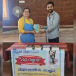 Ranjani Raghavan Instagram - #ಕತೆಡಬ್ಬಿ_ವಾರ್ಷಿಕೋತ್ಸವ ಸಂಭ್ರಮದ ಕ್ಷಣದಲ್ಲಿ ಸೇವೆಯಲ್ಲಿ ಸಾರ್ಥಕತೆ.. ಇವತ್ತು ಕನ್ನಡತಿ ಖ್ಯಾತಿಯ @ranjani.raghavan ಅವರು ಬರೆದ #ಕತೆಡಬ್ಬಿ ಪುಸ್ತಕ ಬಿಡುಗಡೆಯ ವಾರ್ಷಿಕೋತ್ಸವ.. ತಮ್ಮ ವಿಭಿನ್ನ - ವಿಶಿಷ್ಟ ನಡೆನುಡಿಗಳಿಂದ ಜನಪ್ರೀತಿ ಗಳಿಸಿರುವ ರಂಜನಿ‌‌‌ ಅವರ ಸಂಭ್ರಮದ ಕ್ಷಣಗಳನ್ನು ವಿಭಿನ್ನವಾಗಿಯೇ ಆಚರಿಸಬೇಕೆಂದು ಯೋಚಿಸಿದಾಗ.. ಎರಡು ಚಿಂತನೆಗಳು ಬಂದವು.. - ಒಂದು: ರಂಜನಿ ಅವರಿಗಿರುವ ಸಾಮಾಜಿಕ ಕಳಕಳಿ ಹಾಗೂ ಕನ್ನಡ ಪ್ರೀತಿ.. ಎರಡು: ನವರಾತ್ರಿ ಸಂದರ್ಭ ಆಗಿರೋದ್ರಿಂದ, ದೇವಿ ರೂಪದಲ್ಲಿ ಸಮಾಜದ ಕೆಲಸ ಮಾಡುತ್ತಿರುವವರು.. ಈ ಎರಡಕ್ಕೂ ಸರಿಹೊಂದುವಂತೆ ಏನಾದರೂ ಕೆಲಸ ಮಾಡಬೇಕು ಎಂದು ಯೋಚಿಸಿದಾಗ.. ಥಟ್ಟನೆ ನೆನಪಾದದ್ದು ನಮ್ಮ ಲತಿಕಾ ಅಕ್ಕ ಮಾತೆಯಾಗಿ ವೃದ್ಧಮಕ್ಕಳನ್ನು ಪೋಷಿಸುತ್ತಿರುವ ಶಿರಸಿಯ #ಸುಯೋಗಾಶ್ರಯ.. ಕೆಲ ದಿನಗಳ ಹಿಂದೆ, ಲತಿಕಾ ಅಕ್ಕನಲ್ಲಿ ಕೇಳಿದೆ, ಹೀಗೊಂದು ಚಿಂತನೆ ಇದೆ, ಆಗಬಹುದಾ ಅಂತ.. ಅದಕ್ಕವರು ಪ್ರತಿಕ್ರಿಯಿಸುತ್ತಾ, ನಮ್ಮಲ್ಲಿ ಲೈಬ್ರರಿ ಸೆಟ್ ಅಪ್ ಮಾಡಬೇಕೆಂದಿದ್ದೇವೆ, ಪುಸ್ತಕಗಳು ಉಪಯೋಗ ಆಗುತ್ತೆ ಅಂತ ಹೇಳಿದ್ರು.. ನಾನು ಪಟಪಟನೆ ನಮ್ಮ ತಂಡದವರೊಡನೆ ಚರ್ಚಿಸಿ, ಸಿದ್ಧತೆಗಳನ್ನು ಮಾಡಿಕೊಂಡಿದ್ದಾಯಿತು.. ಇವತ್ತು ಆ ದಿನ ಬಂದೇಬಿಟ್ಟಿತು.. Asha Bhat , Savitha Bhat ಹಾಗೂ ಇನ್ನಿತರರು ರಂಜಿನಯವರ ಅಭಿಮಾನಿಗಳ ಪರವಾಗಿ ಇಂದು ಸುಯೋಗಾಶ್ರಯಕ್ಕೆ ತೆರಳಿ, ಪುಸ್ತಕಗಳನ್ನು ಅತ್ಯಂತ ಪ್ರೀತಿಯಿಂದ ಲತಿಕಾ ಅಕ್ಕನವರ ಕೈಗಿತ್ತರು.. ಸವಿತಾ ಅವರು ಹೇಳುವಂತೆ, ಲತಿಕಾ ಅಕ್ಕ ಅವರು ಸಾಕ್ಷಾತ್ ದೇವಿ ಸ್ವರೂಪದಲ್ಲಿ ಅಲ್ಲಿನ ವೃದ್ಧರನ್ನು ಮಮತೆಯಿಂದ ಪೋಷಿಸುತ್ತಿದ್ದಾರೆ. ದೇವರು ಅವರಿಗೆ ಇನ್ನಷ್ಟು ಶಕ್ತಿಯನ್ನು ಕೊಡಲಿ, ಮತ್ತಷ್ಟು ಕಣ್ಣೀರನ್ನು ಒರೆಸುವಂತಾಗಲಿ.. ನಮಗೆಲ್ಲ ಈ ಅವಕಾಶ ಒದಗಿಸಿದ್ದಕ್ಕೆ ಧನ್ಯವಾದಗಳನ್ನು ಅರ್ಪಿಸುತ್ತಾ... ರಂಜನಿ ಅವರ ಚೊಚ್ಚಲ ಪುಸ್ತಕ #ಕತೆಡಬ್ಬಿ ಮೊದಲ ದಿನವೇ ಮರುಮುದ್ರಣಕ್ಕೆ ಅಣಿಯಾಗಿತ್ತು. ಒಂದು ವಾರದಲ್ಲಿ ಮೂರನೇ ಮುದ್ರಣ ಕಂಡಿತ್ತು. ಹತ್ತು ತಿಂಗಳಲ್ಲಿ ಹದಿನೈದು ಮುದ್ರಣಕ್ಕೆ ಯಶಸ್ವಿಯಾಗಿ ಹೆಜ್ಜೆ ಇಟ್ಟಿತ್ತು.. ಇದೀಗ ಪುಸ್ತಕ ಬಿಡುಗಡೆಯಾಗಿ ಮೊದಲ ವರ್ಷದ ಹೊಸ್ತಿಲಲ್ಲಿ 16ನೇ‌ ಮುದ್ರಣ ಕಂಡಿದೆ.. ಮೊದಲ ಪುಸ್ತಕವೇ ಈ ರೀತಿಯ ಸಾಧನೆಯ ಮೈಲಿಗಲ್ಲನ್ನು ಕಂಡಿರುವುದು ಅಚ್ಚರಿ ಹಾಗೂ ಹೆಮ್ಮೆಯ ಸಂಗತಿ.. ರಂಜನಿ ಅವರೇ, ನಿಮ್ಮ ಮುಂದಿನ ಹೆಜ್ಜೆಗಳಿಗೆಲ್ಲ ಶುಭಕೋರುತ್ತಾ.. ನಿಮ್ಮ ಕಾದಂಬರಿಗಾಗಿ ಕಾಯುತ್ತಿದ್ದೇವೆ ಎಂಬುದನ್ನು ನೆನಪಿಸುತ್ತಾ... ನಿಮಗೆ ಅಭಿನಂದನೆಗಳು