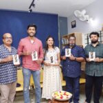 Ranjani Raghavan Instagram - ಈ ಖುಷಿಯನ್ನು ವ್ಯಕ್ತಪಡಿಸಲು ಪದಗಳು ಸಿಗುತ್ತಿಲ್ಲ. ಕತೆ ಬರೆಯಬೇಕು ಅನ್ನೋ ಸಣ್ಣ ಕನಸು ಪುಸ್ತಕವಾಗಿ, ಸಾವಿರಾರು ಓದುಗರನ್ನು ತಲುಪುತ್ತಾ ಸಾಗಿದೆ. ಇಂದು, ನಮ್ಮ “ಕತೆ ಡಬ್ಬಿ” ಒಂದು ವರ್ಷದ ಕೂಸು❤️ Thank u @bahuroopi.official @gnmohann @jogi_mane @rishi_actor @jayateerthadirector and all my lovely readers for this beautiful journey 🙏