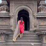 Ranjani Raghavan Instagram - ಮಾಹೇಶ್ವರದ ನರ್ಮದಾ ಘಾಟ್, ಮರಾಠ ಸಂಸ್ಥಾನದ ಧೀಮಂತ ರಾಣಿ ಅಹಿಲ್ಯಾಬಾಯಿ ಹೋಳ್ಕರ್ ಳ ಹಿರಿಮೆ ಗರಿಮೆಗಳನ್ನ ಸಾರೋ ರಾಜವಾಡ ಅರಮನೆ ಮತ್ತು ದೇವಸ್ಥಾನಗಳನ್ನು ಕಣ್ಮುಂಬಿಕೊಂಡು ಸಂತಸಪಟ್ಟಿದ್ದು ಹೀಗೆ 💃🏻 #ahilyabayi #marata #centralindia #maheshwar Narmada Ghat,maheshwar,mp