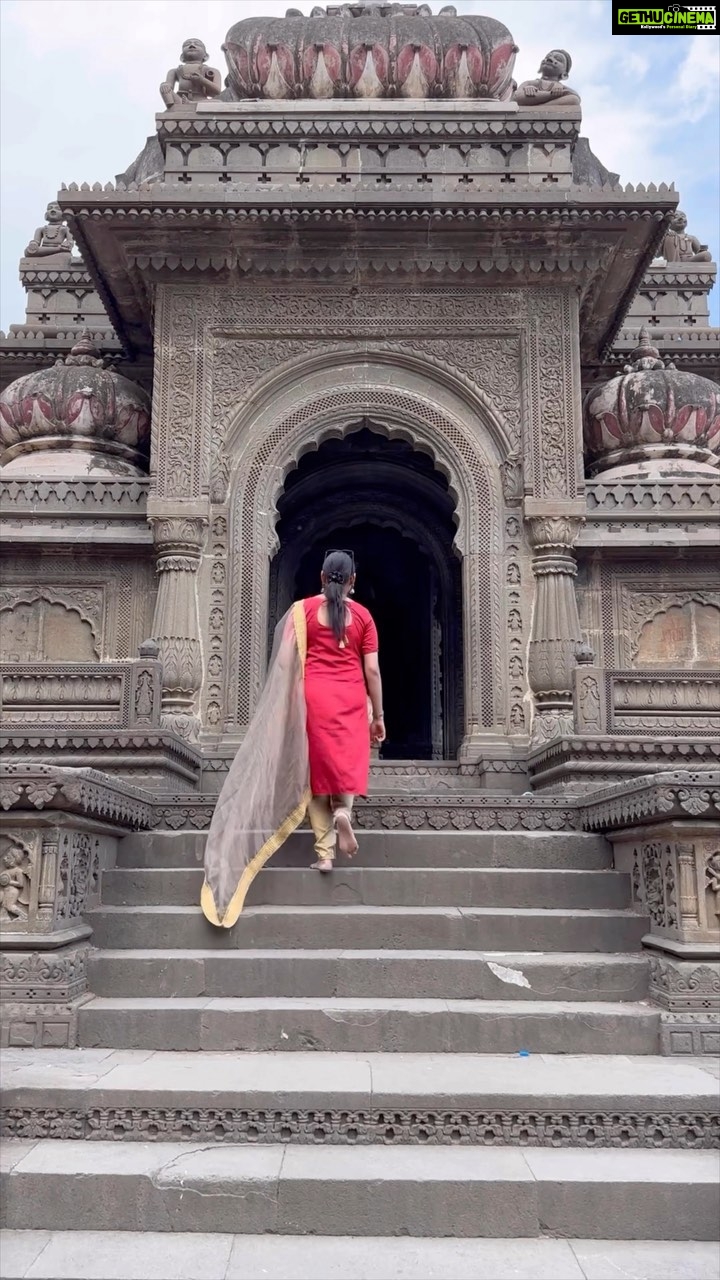 Ranjani Raghavan Instagram - ಮಾಹೇಶ್ವರದ ನರ್ಮದಾ ಘಾಟ್, ಮರಾಠ ಸಂಸ್ಥಾನದ ಧೀಮಂತ ರಾಣಿ ಅಹಿಲ್ಯಾಬಾಯಿ ಹೋಳ್ಕರ್ ಳ ಹಿರಿಮೆ ಗರಿಮೆಗಳನ್ನ ಸಾರೋ ರಾಜವಾಡ ಅರಮನೆ ಮತ್ತು ದೇವಸ್ಥಾನಗಳನ್ನು ಕಣ್ಮುಂಬಿಕೊಂಡು ಸಂತಸಪಟ್ಟಿದ್ದು ಹೀಗೆ 💃🏻 #ahilyabayi #marata #centralindia #maheshwar Narmada Ghat,maheshwar,mp