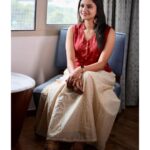 Ranjani Raghavan Instagram - ಕಾಫಿಯ ಘಮಲು, ಅರಳಿದ ಗುಲಾಬಿ ಮತ್ತು ಹೊಸ ಆರಂಭಗಳು.. ಇವಳಿಷ್ಟಗಳು 🌹 She loves the smell of coffee, bloomed roses and new beginnings 🪷 Clicks by @niros_photography Mua - @glam_goddess.makeover