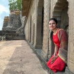 Ranjani Raghavan Instagram - ಮಾಹೇಶ್ವರದ ನರ್ಮದಾ ಘಾಟ್, ಮರಾಠ ಸಂಸ್ಥಾನದ ಧೀಮಂತ ರಾಣಿ ಅಹಿಲ್ಯಾಬಾಯಿ ಹೋಳ್ಕರ್ ಳ ಹಿರಿಮೆ ಗರಿಮೆಗಳನ್ನ ಸಾರೋ ರಾಜವಾಡ ಅರಮನೆ ಮತ್ತು ದೇವಸ್ಥಾನಗಳನ್ನು ಕಣ್ಮುಂಬಿಕೊಂಡು ಸಂತಸಪಟ್ಟಿದ್ದು ಹೀಗೆ 💃🏻 #ahilyabayi #marata #centralindia #maheshwar Narmada Ghat,maheshwar,mp