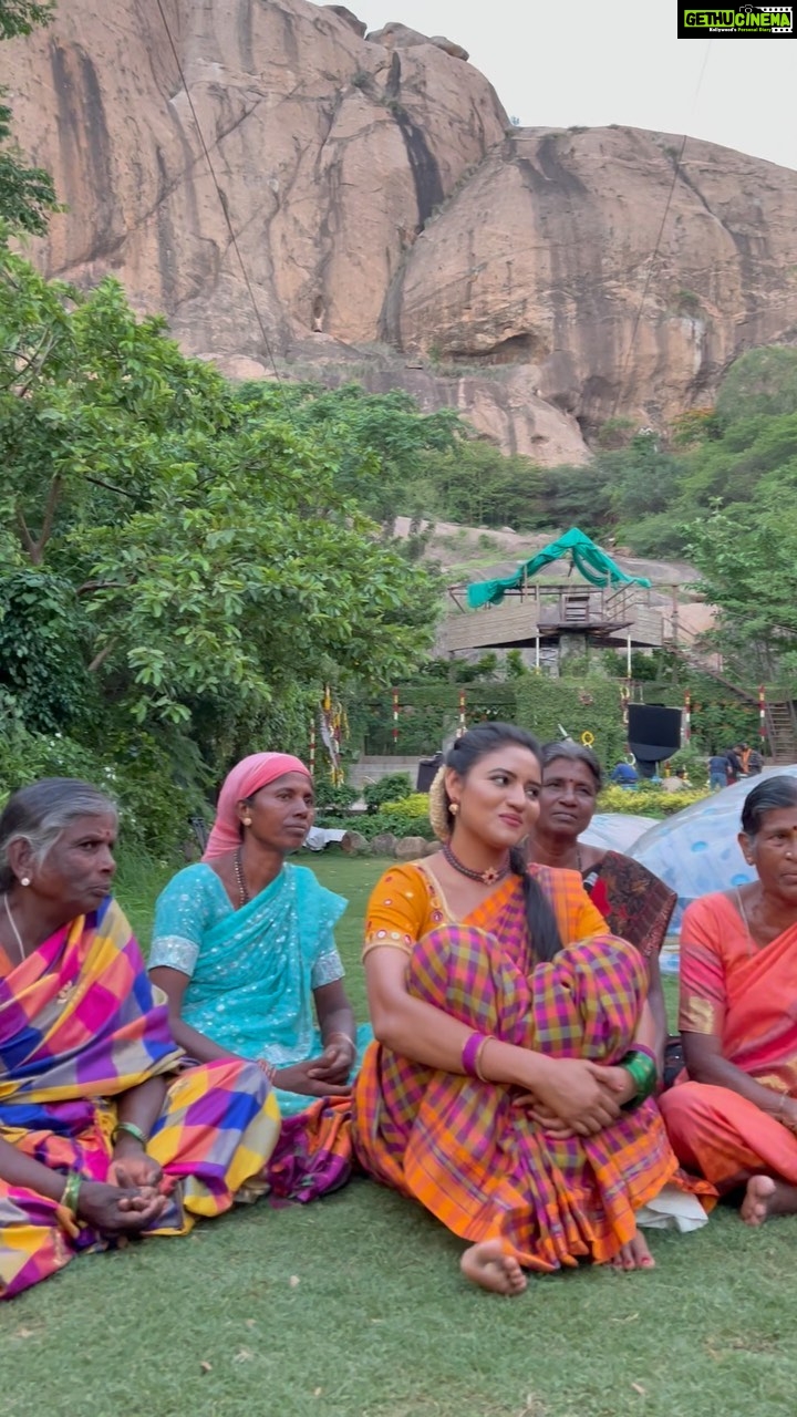Ranjani Raghavan Instagram - ಜಾನಪದ ಸಾಹಿತ್ಯದಲ್ಲಿ ಸೋಬಾನೆ ಪದಕ್ಕೆ ವಿಶಿಷ್ಟ ಸ್ಥಾನವಿದೆ. ಈ ಕಲೆಯನ್ನು ಉಳಿಸುವಲ್ಲಿ ಗ್ರಾಮೀಣ ಮಹಿಳೆಯರ ಪಾತ್ರ ಹಿರಿದು. ಕಂಚಿನ ಕಂಠದಲ್ಲಿ ಮೂಡಿಬರ್ತಿರೋ ಇವರ ಪದ ಇನ್ನಷ್ಟು ಕಿವಿಗಳನ್ನು ತಲುಪಿ ಹೃದಯಗಳನ್ನು ಮುಟ್ಟಲಿ ಅಂತ ಇದನ್ನು ಹಂಚಿಕೊಳ್ಳುತ್ತಿದ್ದೇನೆ. v.c - @sara.annaiah 🤗