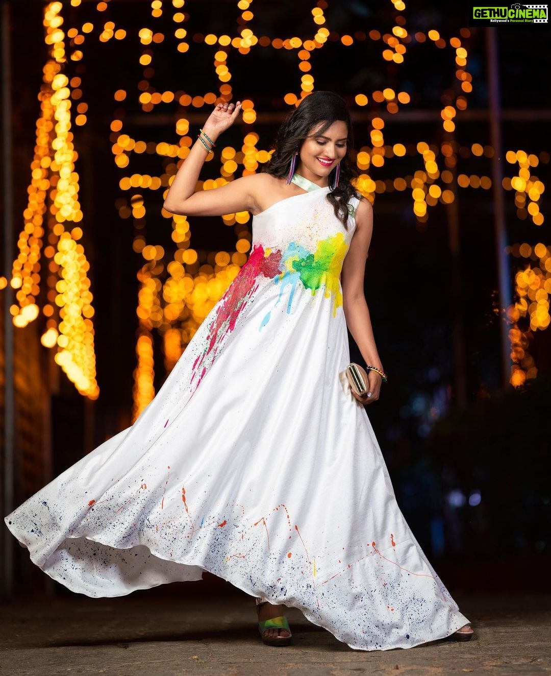 Ranjani Raghavan Instagram - ಬಿಳಿ ಬಟ್ಟೆ ಮೇಲೆ ಬಣ್ಣ ಎರಚಿದಾಗ ಹುಟ್ಟಿದ ‘ಕಲೆ’ #ಕಲೆಒಳ್ಳೆಯದು🎨 Wearing - @shimmer_designer_studio 💄- @nishismakeover Photography- @yash_photo_factory