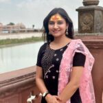 Ranjani Raghavan Instagram - ಪುರಾಣ ಪ್ರಸಿದ್ಧ ಉಜ್ಜಯಿನಿಯ ಮಹಾಕಾಲೇಶ್ವರ ಜ್ಯೋತಿರ್ಲಿಂಗ ದರ್ಶನ ಮಾಡಿ, ಶಿಪ್ರಾ ನದಿಯ ಆರತಿಯಲ್ಲಿ ಭಾಗಿಯಾಗಿ ಮನಸ್ಸು ಫುಲ್ ಖುಷ್ ಆಗಿದೆ❤️ ಕಾಳಿದಾಸನ “ಮೇಘದೂತ” ಕಾವ್ಯದಲ್ಲಿ ಬರೋ ಉಜ್ಜಯಿನಿಯ ವರ್ಣನೆಯನ್ನ ಬೇರೆ ಲೈಟ್ ಆಗಿ ಓದ್ಕೊಂಡು ಹೋದಿದ್ದೆ, ಹಾಗಾಗಿ ಇನ್ನೂ ಥ್ರಿಲ್ ಆಗೋಯ್ತು! 🤩 #ujjayini #jaimahakal #centralindia महाकालेश्वर ज्योतिर्लिंग उज्जैन - Mahakaleshwar Jyotirlinga Ujjain