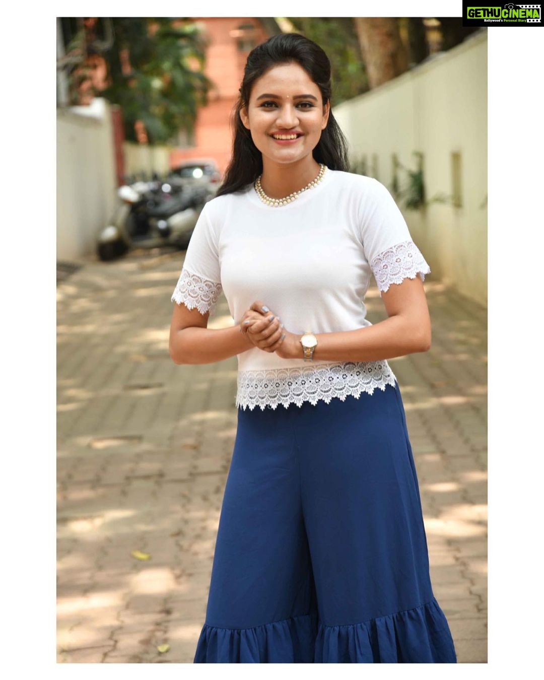 Ranjani Raghavan Instagram - ನಮ್ ಸ್ಕೂಲ್ ಯೂನಿಫಾರ್ಮ್ ಕಲರ್ ಕಾಂಬಿನೇಶನ್ ಇದೇ ಇದ್ದಿದ್ದು🤍💙 ನಿಮ್ದು? #knkh #pressmeet