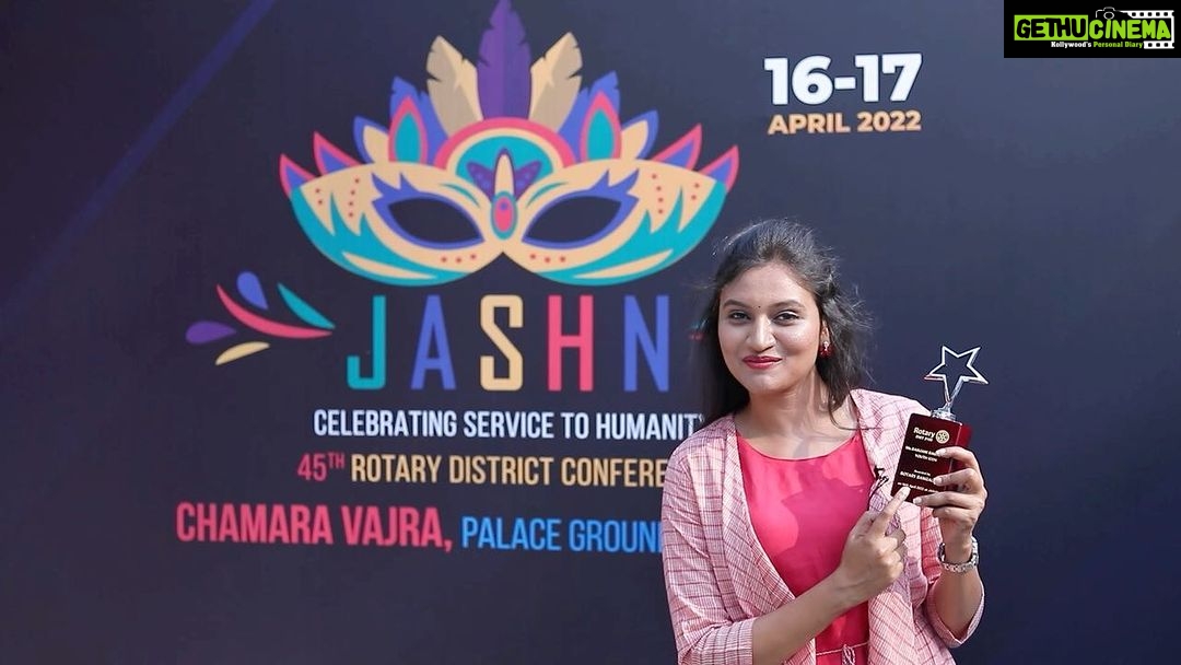 Ranjani Raghavan Instagram - YOUTH ICON Award by Jashn #rotaryclubbangalore It’s my Honour to be receiving this prestigious award 🙏 Thank you @sapna_book_house @bahuroopi.official @gnmohann @rotaryinternational