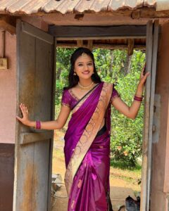 Ranjani Raghavan Instagram - “Own less, live more!” agree? 😃

Saree - @mudhrafabstudio 
Jewel - @trendzzz___point
PC - @sara.annaiah 🤗❤️