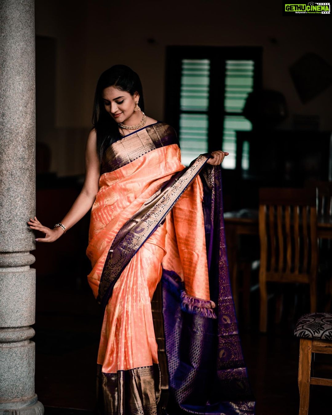 Ranjani Raghavan Instagram - ಬಾಳು ಹಸನಾಗಲಿ ವರ್ಷವೆಲ್ಲಾ ಸಂತೋಷ ತುಂಬಿರಲಿ ಶುಭಕೃತ್ ನಾಮ ಸಂವತ್ಸರದ ಶುಭಾಶಯಗಳು💐 🌾🌾🌾🌾🌾🌾🌾🌾 #ugadi #festivalwishes 📸 - @lucky_photography143 Jewel - @trendzzz___point