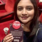 Ranjani Raghavan Instagram - “ಡೇರ್ ಡೆವಿಲ್ ಮುಸ್ತಾಫಾ” ಸಿನಿಮಾ ಸೂಪರ್ ಆಗಿದೆ! Loved it ❤️ ಬಿಡುವು ಮಾಡಿಕೊಂಡು ಸಿನಿಮಾ ನೋಡಿ.. ಮನರಂಜಿಸುತ್ತದೆ, ಮನತುಂಬಿ ಬರುತ್ತದೆ! ನೀವು ಸಾಹಿತ್ಯಾಸಕ್ತರಾಗಿದ್ದರೆ, ಪೂರ್ಣಚಂದ್ರ ತೇಜಸ್ವಿಯವರ ಅಭಿಮಾನಿಯಾಗಿದ್ದರೆ, ಈ ಸಿನಿಮಾ ನೋಡೋದನ್ನ ಖಂಡಿತ ಮಿಸ್ ಮಾಡ್ಕೋಬೇಡಿ. ಅಚ್ಚಕನ್ನಡದ ಸೊಗಸಾದ ಚಿತ್ರ, ಪ್ರಬುದ್ಧವಾದ ನಿರ್ದೇಶನ, ನಟನೆ, ನವಿರಾದ ಹಾಸ್ಯದ ಜೊತೆ ಇದು ಬರೀ ಸಿನಿಮಾ ಅಲ್ಲ ನಮ್ಮ ಸಮಾಜಕ್ಕೆ ಹಿಡಿದ ಕನ್ನಡಿ ಅಂತ ಅನ್ನಿಸುವಂತೆ ಮಾಡಿದ್ದು ನಿರ್ದೇಶಕರ ಗೆಲುವು. @dhananjaya_ka ಅವರು ಈ ಕಥೆನ್ನ ಜನರಿಗೆ ತಲುಪಿಸೋ ಜವಾಬ್ದಾರಿ ಹೊತ್ತಿದ್ದಕ್ಕೆ ಅಭಿನಂದನೆಗಳು. ಚಿತ್ರತಂಡದ ಪ್ರತಿಯೊಬ್ಬರ ಕೆಲಸವೂ ಪ್ರಶಂಸಾರ್ಹ, ಕಲಾವಿದರಂತೂ ಮನದಲ್ಲಿ ಉಳಿದುಬಿಡುತ್ತಾರೆ. ಇಂತಹ ಸಿನಿಮಾಗಳು ಗೆದ್ದರೆ ನಾವೆಲ್ಲರೂ ಗೆದ್ದಂತೆ ಎಂದು ಭಾವಿಸುತ್ತೇನೆ 🙌😊 #releasingthisweek #may19th (Josh alli card ulta itkond Pose madidini, ಹೊಟ್ಟೆಗಾಕೊಳ್ಳಿ😜)