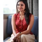 Ranjani Raghavan Instagram - ಕಾಫಿಯ ಘಮಲು, ಅರಳಿದ ಗುಲಾಬಿ ಮತ್ತು ಹೊಸ ಆರಂಭಗಳು.. ಇವಳಿಷ್ಟಗಳು 🌹 She loves the smell of coffee, bloomed roses and new beginnings 🪷 Clicks by @niros_photography Mua - @glam_goddess.makeover