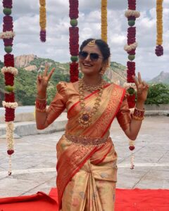 Ranjani Raghavan Instagram - ನಮ್ಮೂರ ಯುವರಾಣಿ ಕಲ್ಯಾಣವಂತೆ.. ವರನ್ಯಾರು ಗೊತ್ತೇನೆ ಓ ಕೋಗಿಲೆ🤩
Swipe right 👉
Wearing - @divisha_collections_ 
Jewellery- @dnjewelleryhouse