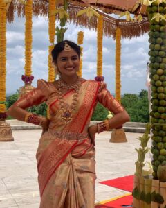 Ranjani Raghavan Instagram - ನಮ್ಮೂರ ಯುವರಾಣಿ ಕಲ್ಯಾಣವಂತೆ.. ವರನ್ಯಾರು ಗೊತ್ತೇನೆ ಓ ಕೋಗಿಲೆ🤩
Swipe right 👉
Wearing - @divisha_collections_ 
Jewellery- @dnjewelleryhouse
