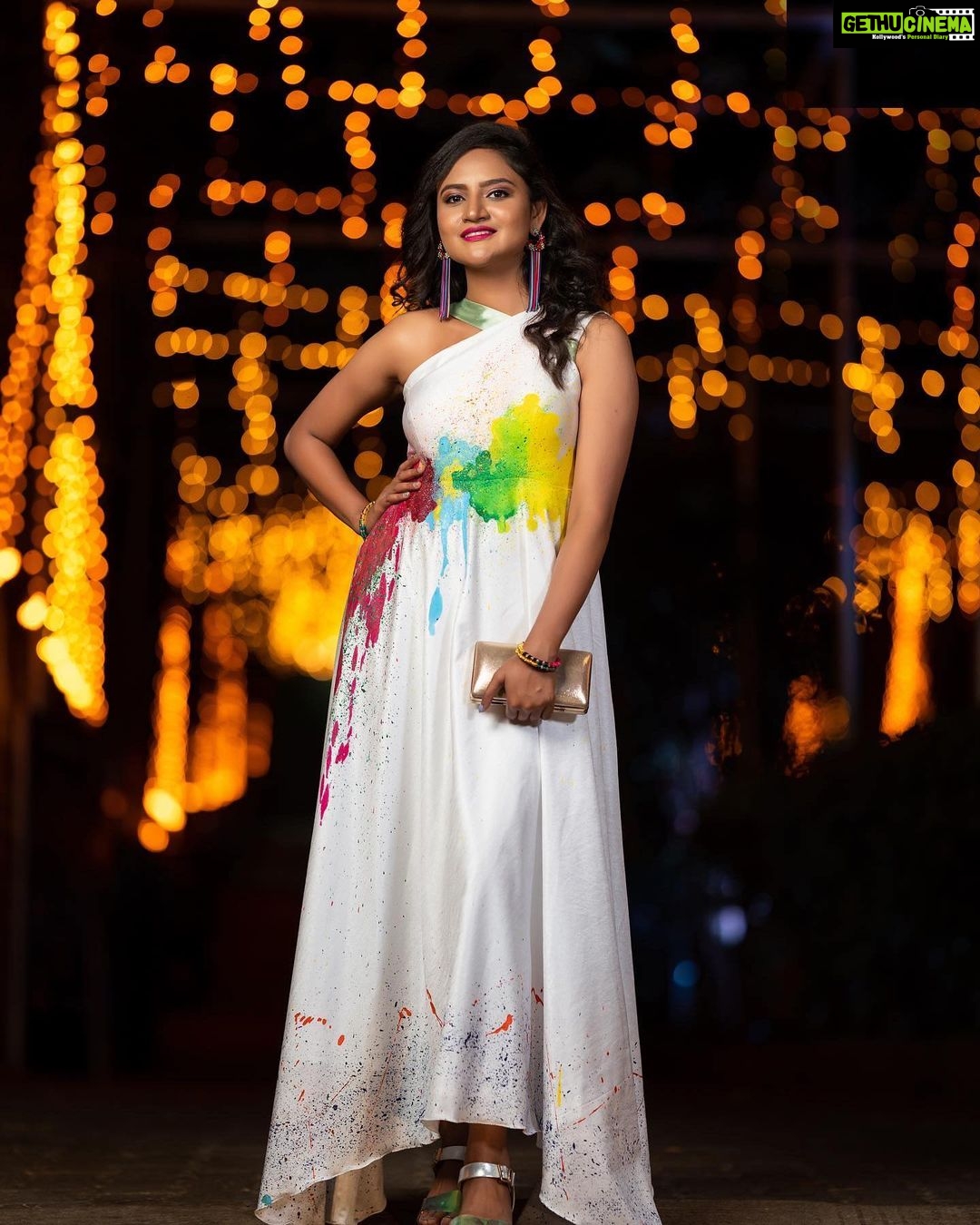 Ranjani Raghavan Instagram - ಬಿಳಿ ಬಟ್ಟೆ ಮೇಲೆ ಬಣ್ಣ ಎರಚಿದಾಗ ಹುಟ್ಟಿದ ‘ಕಲೆ’ #ಕಲೆಒಳ್ಳೆಯದು🎨 Wearing - @shimmer_designer_studio 💄- @nishismakeover Photography- @yash_photo_factory