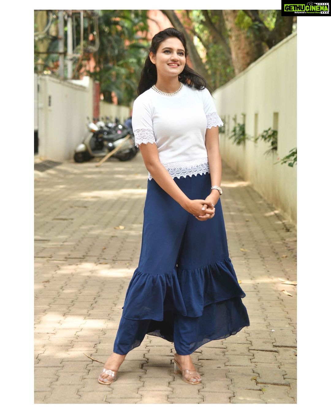 Ranjani Raghavan Instagram - ನಮ್ ಸ್ಕೂಲ್ ಯೂನಿಫಾರ್ಮ್ ಕಲರ್ ಕಾಂಬಿನೇಶನ್ ಇದೇ ಇದ್ದಿದ್ದು🤍💙 ನಿಮ್ದು? #knkh #pressmeet