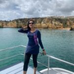 Ranjani Raghavan Instagram - ನೀಲಿಗಡಲು, ಅಟ್ಲಾಂಟಿಕ್ ಮಹಾಸಾಗರದಲ್ಲಿ Kayak ಮಾಡೋ ಮೂಲಕ ನಮ್ಮ ಪ್ರವಾಸವನ್ನ highnote ನಲ್ಲಿ ಮುಗಿಸಿದೆವು 🌊💙 Atlantic Ocean, Some Where