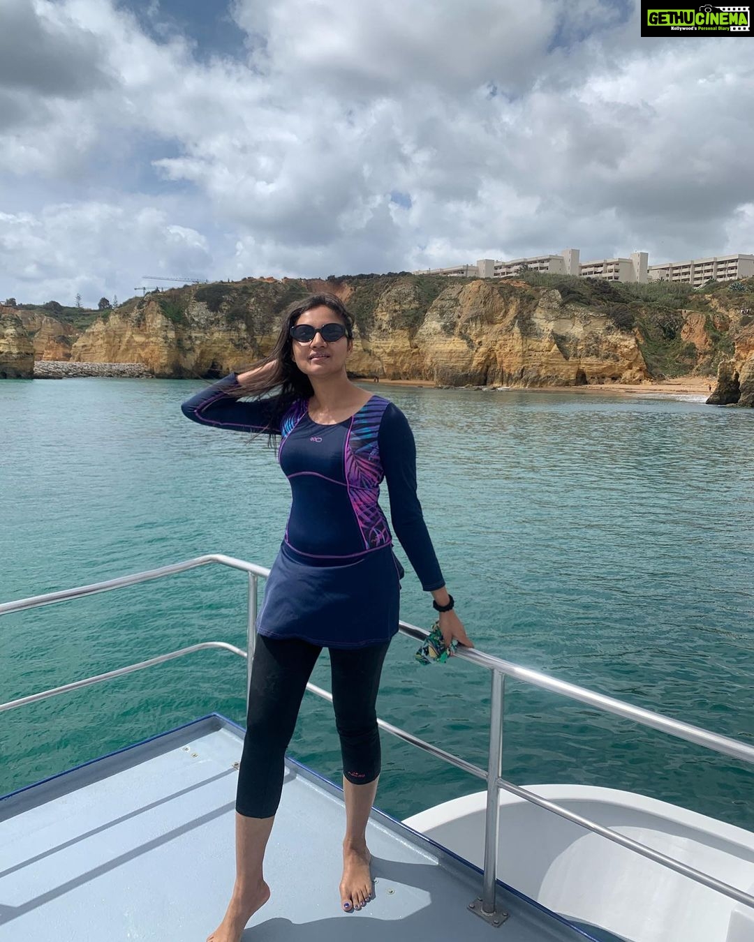 Ranjani Raghavan Instagram - ನೀಲಿಗಡಲು, ಅಟ್ಲಾಂಟಿಕ್ ಮಹಾಸಾಗರದಲ್ಲಿ Kayak ಮಾಡೋ ಮೂಲಕ ನಮ್ಮ ಪ್ರವಾಸವನ್ನ highnote ನಲ್ಲಿ ಮುಗಿಸಿದೆವು 🌊💙 Atlantic Ocean, Some Where